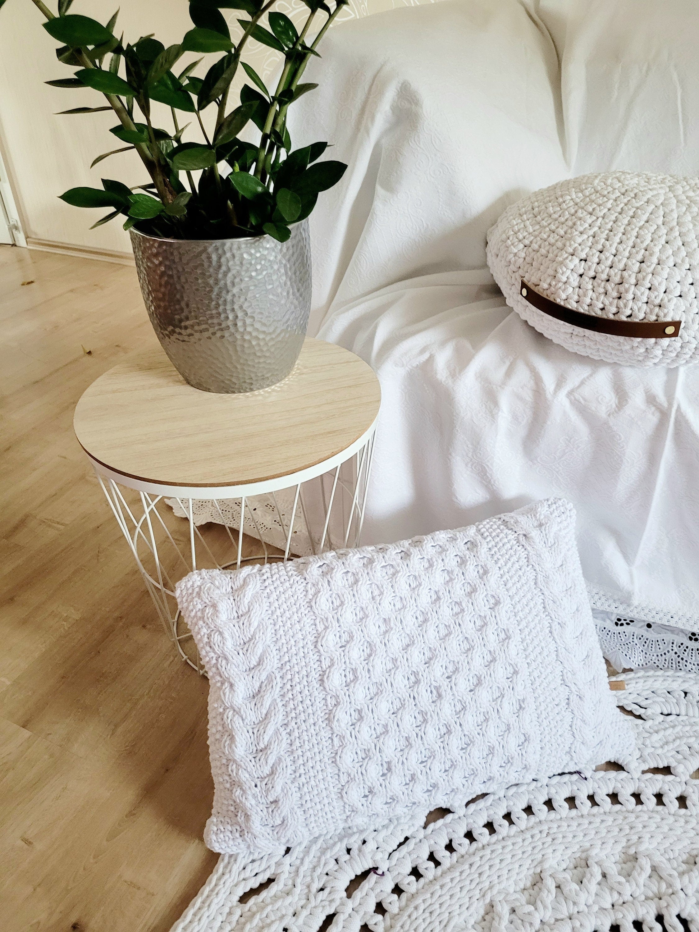 Handgestricktes Sofakissen mit Zopfmuster, Dekokissen mit gestricktem Kissenbezug und Kissenfüllung als Deko im Wohnzimmer oder Kinderzimmer