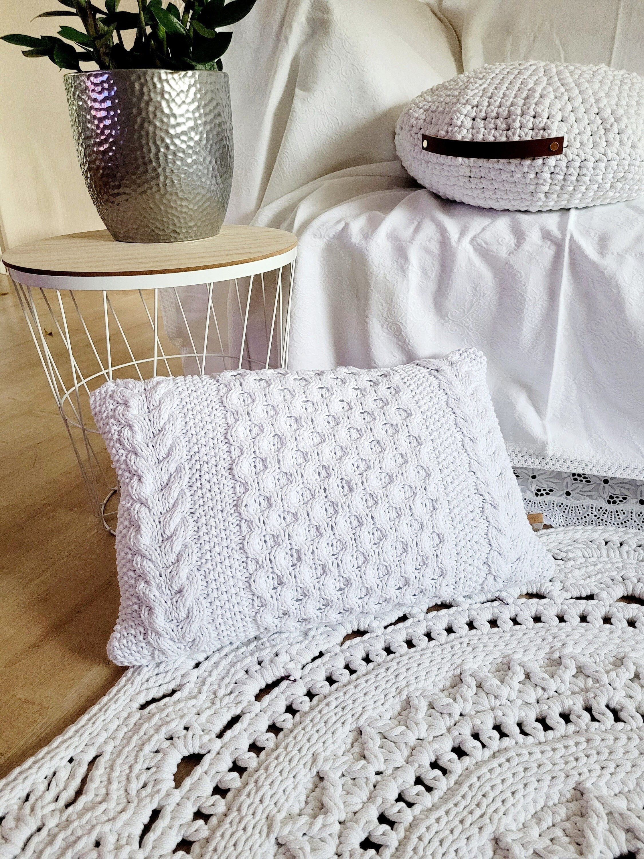 Handgestricktes Sofakissen mit Zopfmuster, Dekokissen mit gestricktem Kissenbezug und Kissenfüllung als Deko im Wohnzimmer oder Kinderzimmer