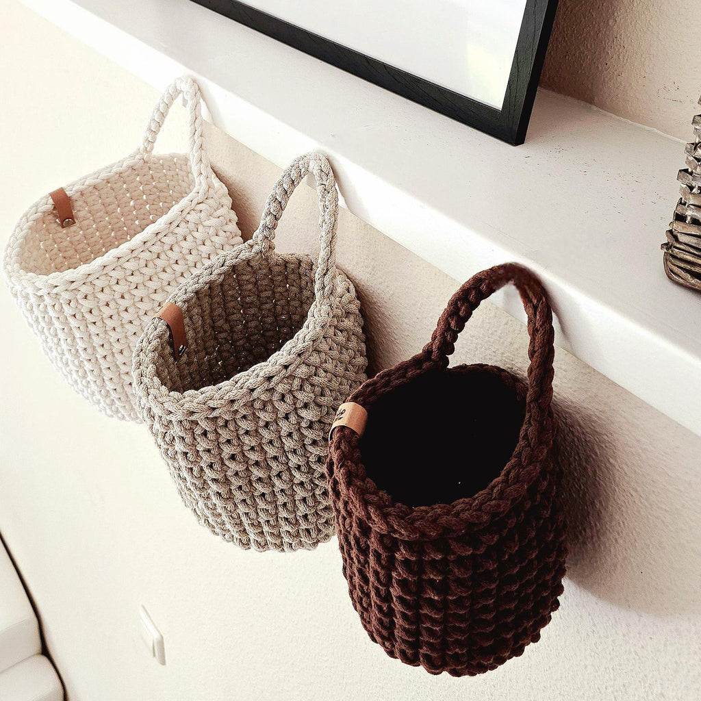 Unser handgefertigter Aufbewahrungskorb hängend ist nicht nur ein praktisches Accessoire, sondern auch ein echter Hingucker. 
Ob in der Küche, im Bad, Kinderzimmer, Flur oder am Wickeltisch – dieser Hängekorb passt überall hin