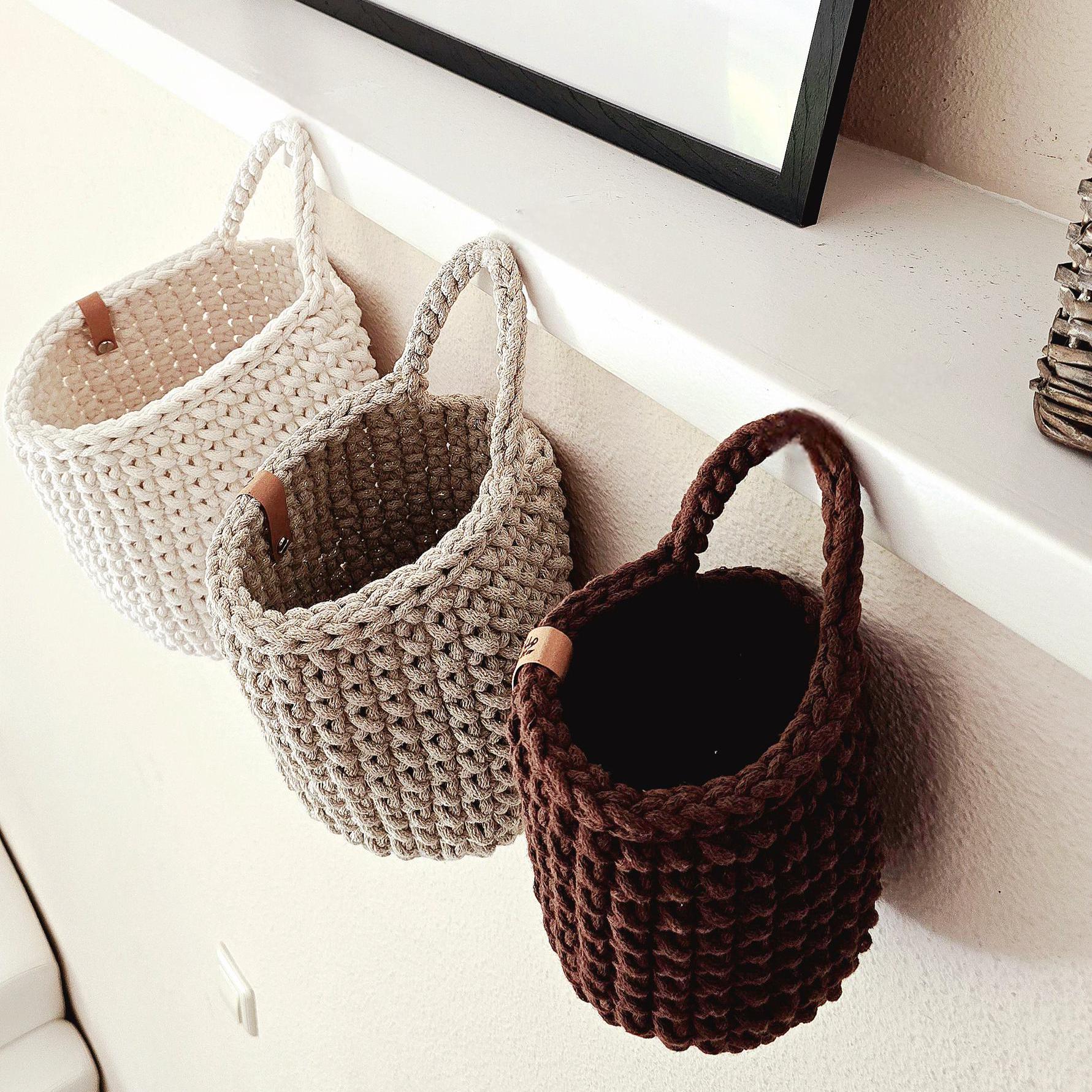 Unser handgefertigter Aufbewahrungskorb hängend ist nicht nur ein praktisches Accessoire, sondern auch ein echter Hingucker. 
Ob in der Küche, im Bad, Kinderzimmer, Flur oder am Wickeltisch – dieser Hängekorb passt überall hin