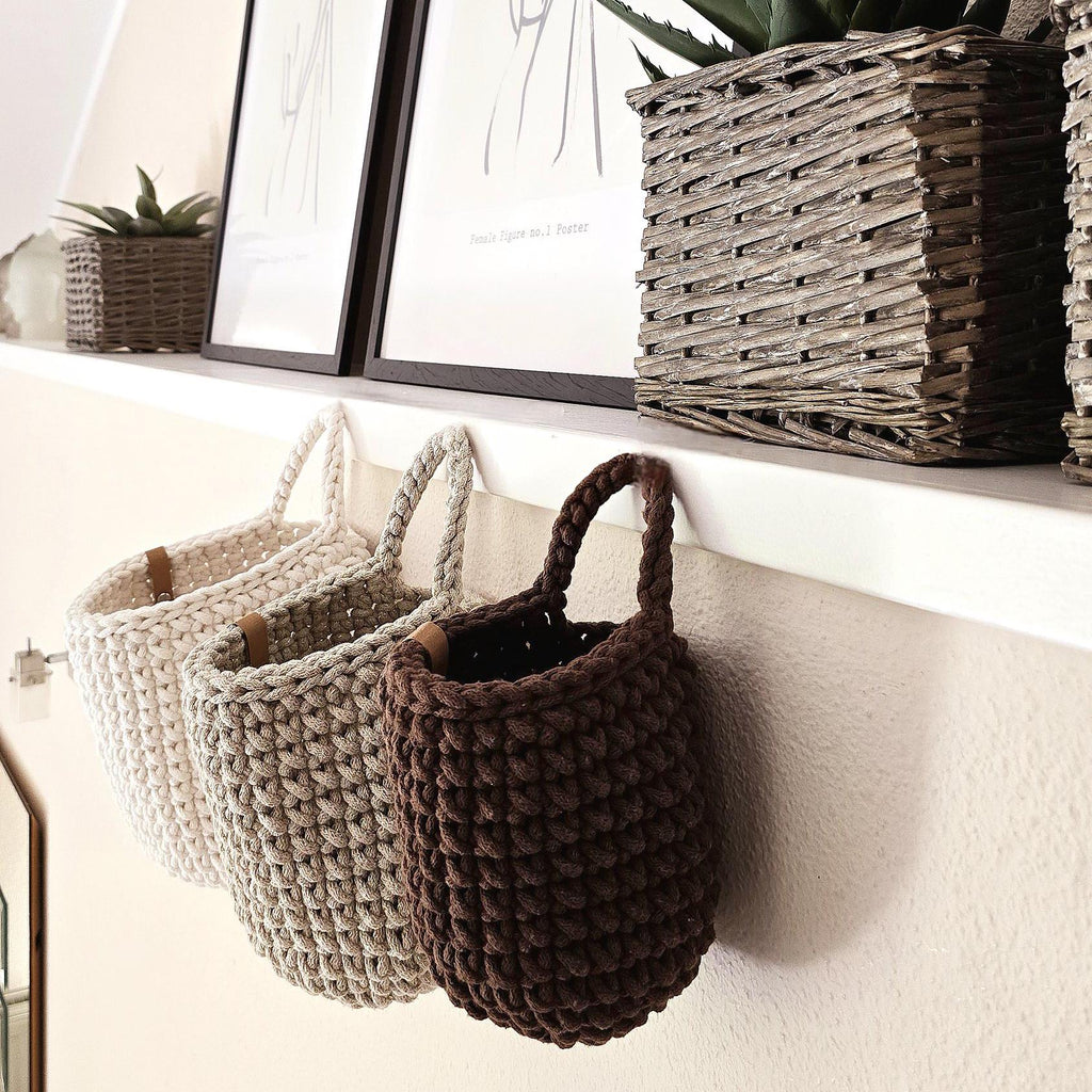 Unser handgefertigter Aufbewahrungskorb hängend ist nicht nur ein praktisches Accessoire, sondern auch ein echter Hingucker. 
Ob in der Küche, im Bad, Kinderzimmer, Flur oder am Wickeltisch – dieser Hängekorb passt überall hin
