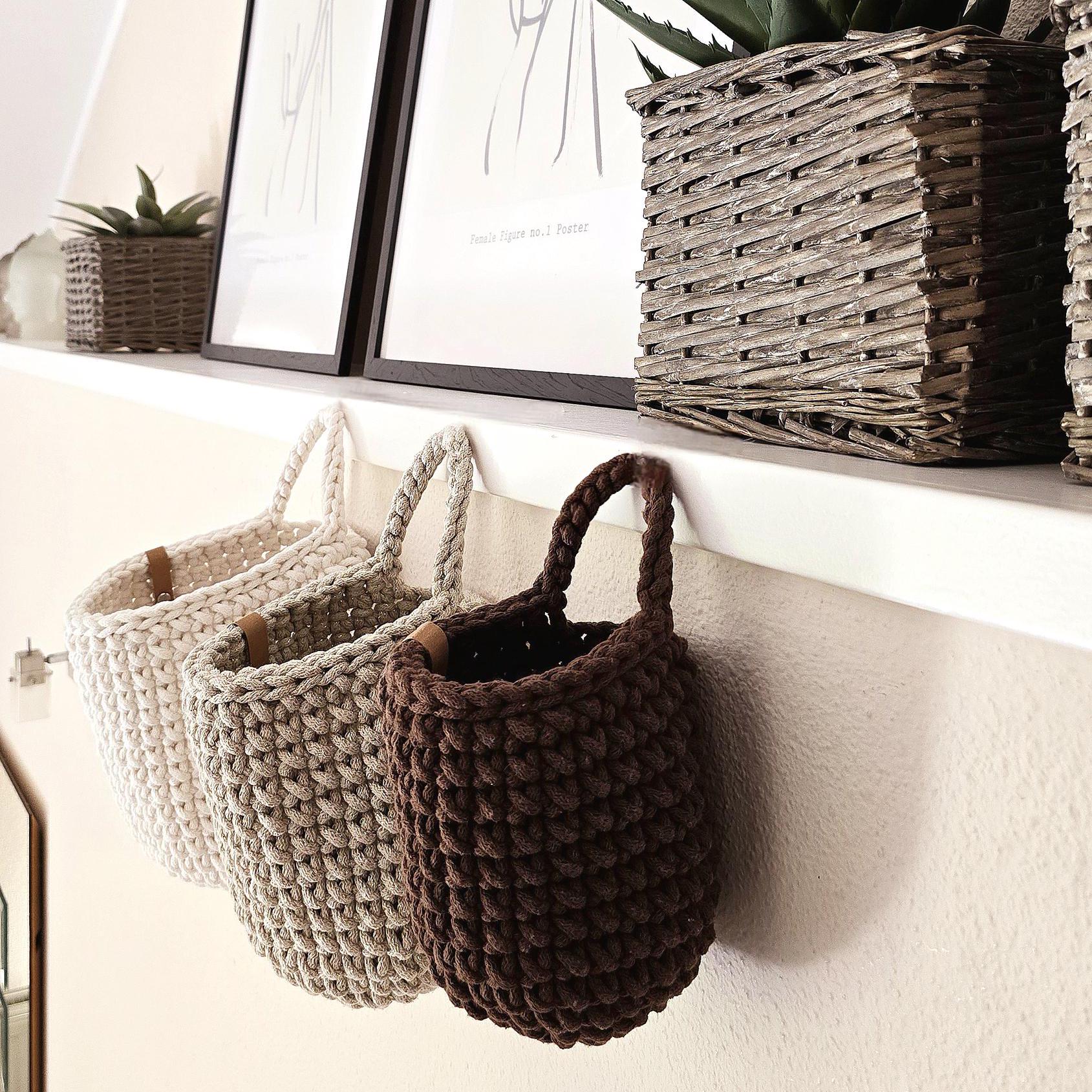 Unser handgefertigter Aufbewahrungskorb hängend ist nicht nur ein praktisches Accessoire, sondern auch ein echter Hingucker. 
Ob in der Küche, im Bad, Kinderzimmer, Flur oder am Wickeltisch – dieser Hängekorb passt überall hin