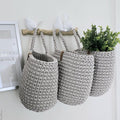 Hängekorb gehäkelt -Die hochwertige Verarbeitung und das skandinavische Design bringen ein modernes und gleichzeitig warmes Ambiente in dein Zuhause. Ideal auch als Herbstdeko oder für saisonale Veränderungen, um frische Akzente zu setzen.