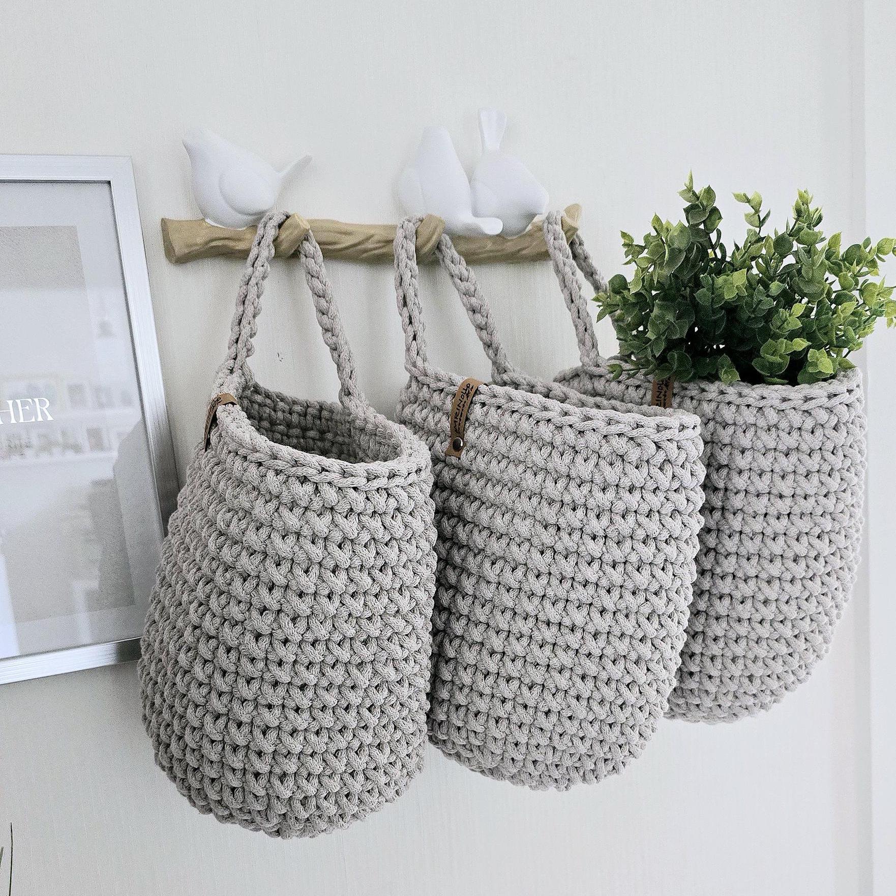 Hängekorb gehäkelt -Die hochwertige Verarbeitung und das skandinavische Design bringen ein modernes und gleichzeitig warmes Ambiente in dein Zuhause. Ideal auch als Herbstdeko oder für saisonale Veränderungen, um frische Akzente zu setzen.