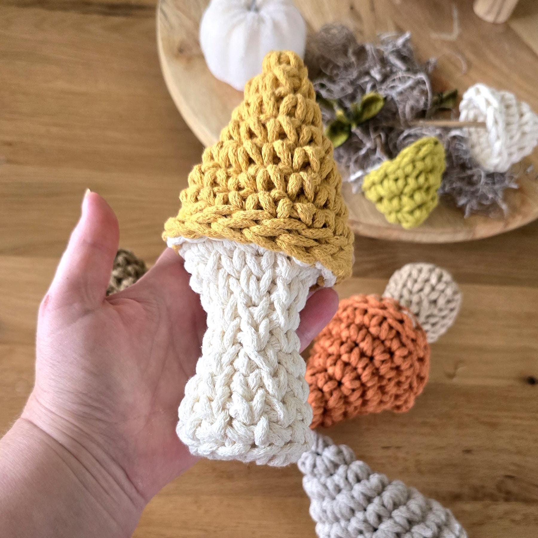 Komm, lass dich von unseren herbstlichen Deko Ideen inspirieren und bringe mit dem gehäkelten Fliegenpilz den Herbst direkt in dein Heim! 🍂✨