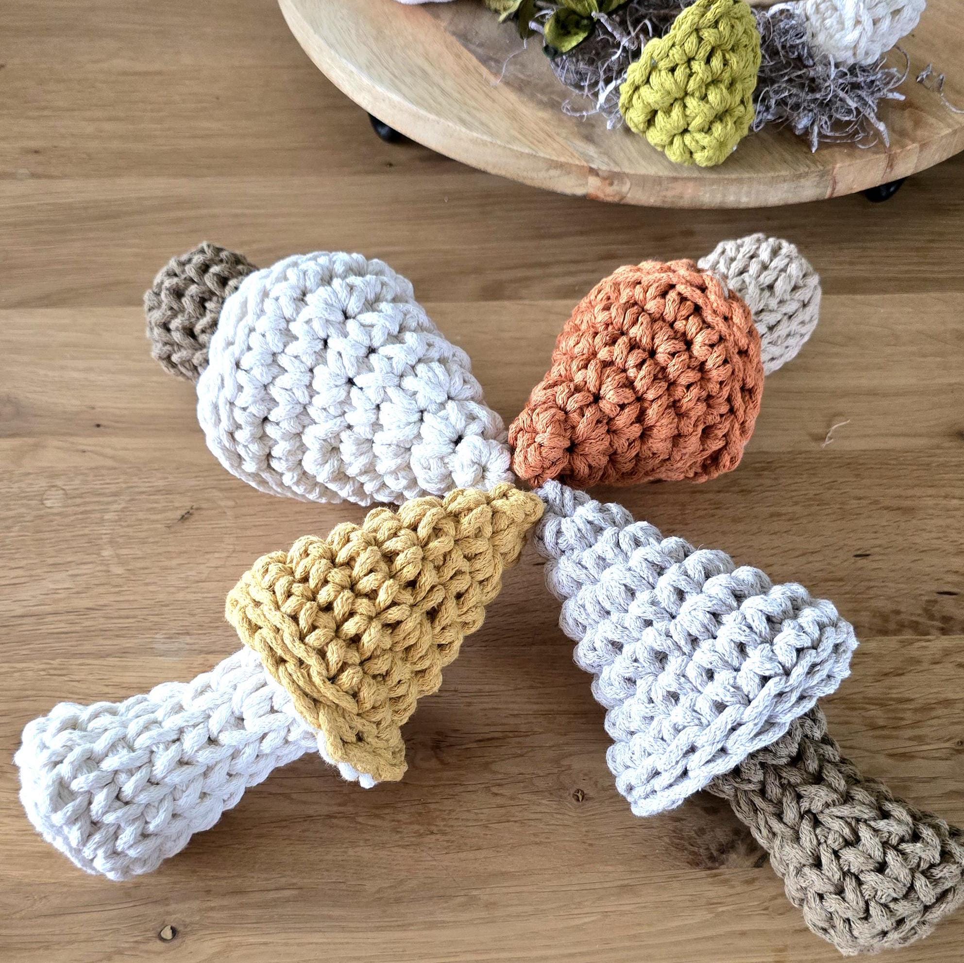 Komm, lass dich von unseren herbstlichen Deko Ideen inspirieren und bringe mit dem gehäkelten Fliegenpilz den Herbst direkt in dein Heim! 🍂✨