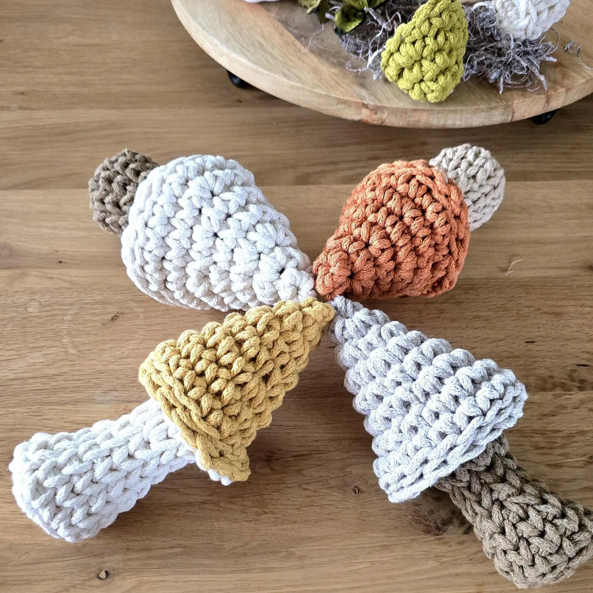 Komm, lass dich von unseren herbstlichen Deko Ideen inspirieren und bringe mit dem gehäkelten Fliegenpilz den Herbst direkt in dein Heim! 🍂✨