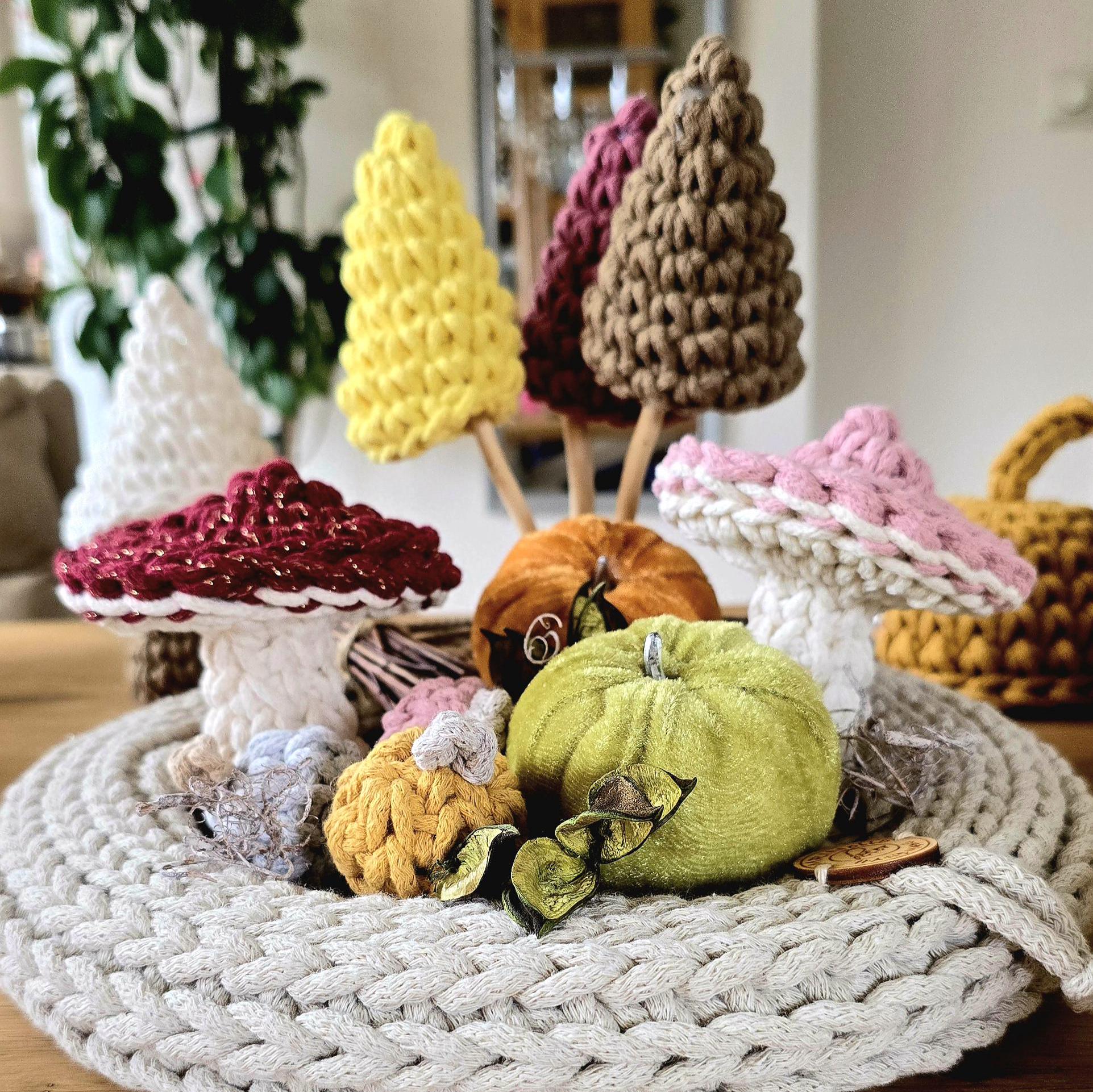Hol dir den Herbst direkt in dein Zuhause! Dieser gehäkelte Pilz ist nicht nur eine geniale Idee für Herbstdeko, sondern auch ein charmantes Highlight als Deko Pilz auf dem Tisch