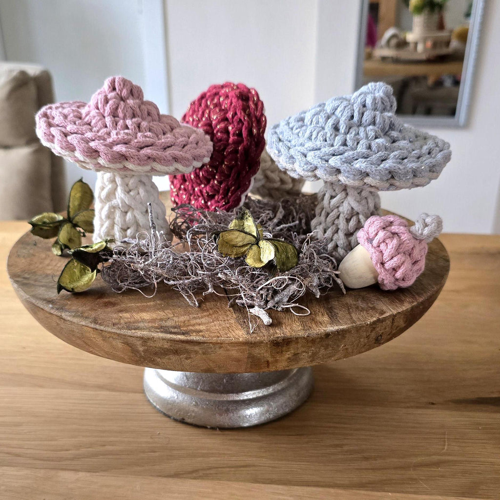 Jeder Pilz ist eine handgefertigte Dekoration, die deinem Zuhause eine gemütliche, rustikale Atmosphäre verleiht – perfekt als Herbstdeko für den Tisch.