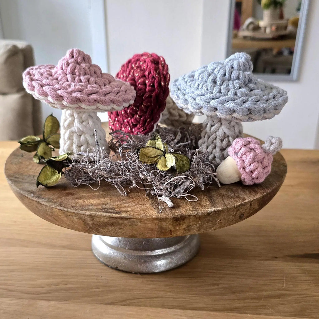 Jeder Pilz ist eine handgefertigte Dekoration, die deinem Zuhause eine gemütliche, rustikale Atmosphäre verleiht – perfekt als Herbstdeko für den Tisch.
