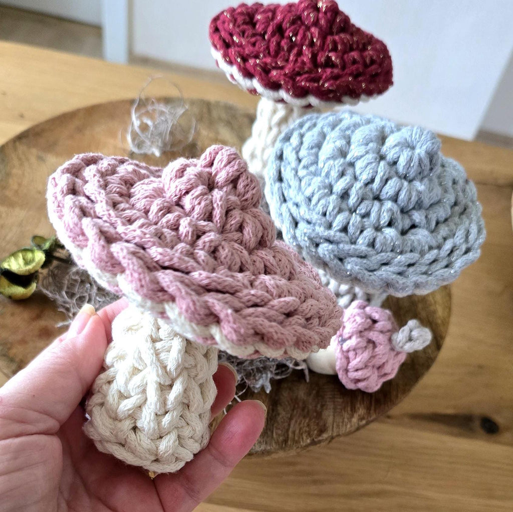 Kombiniere den Pilz mit anderen Boho Wohnaccessoires oder füge ihn zu deiner Christmas-Dekoration hinzu. Fliegenpilz gehäkelt – einfach zum Verlieben!