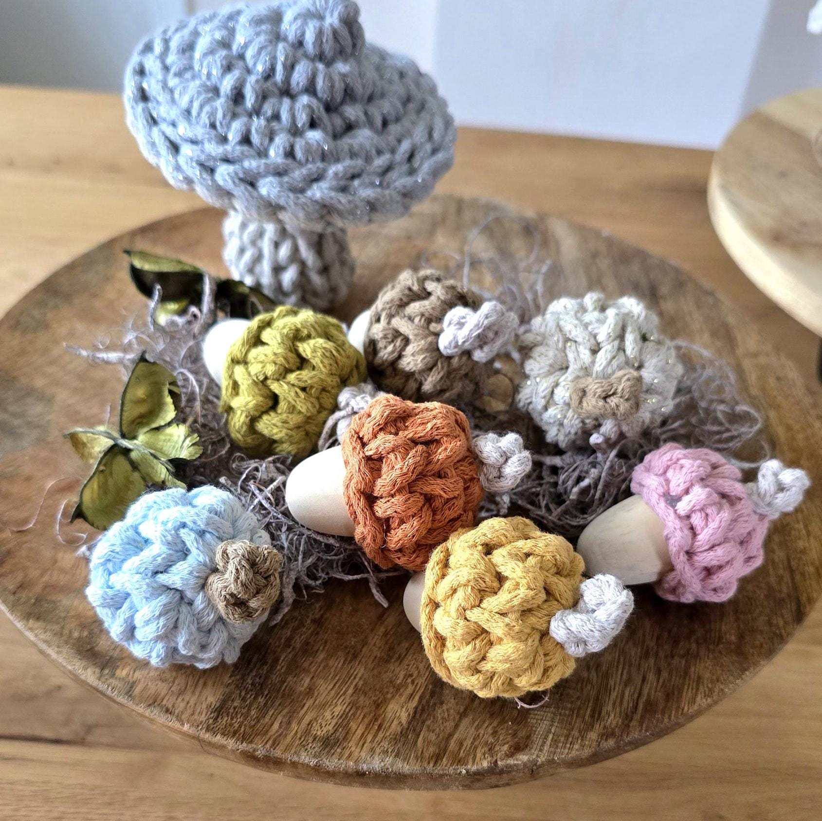 Kombiniere den Pilz mit anderen Boho Wohnaccessoires oder füge ihn zu deiner Christmas-Dekoration hinzu. Fliegenpilz gehäkelt – einfach zum Verlieben!