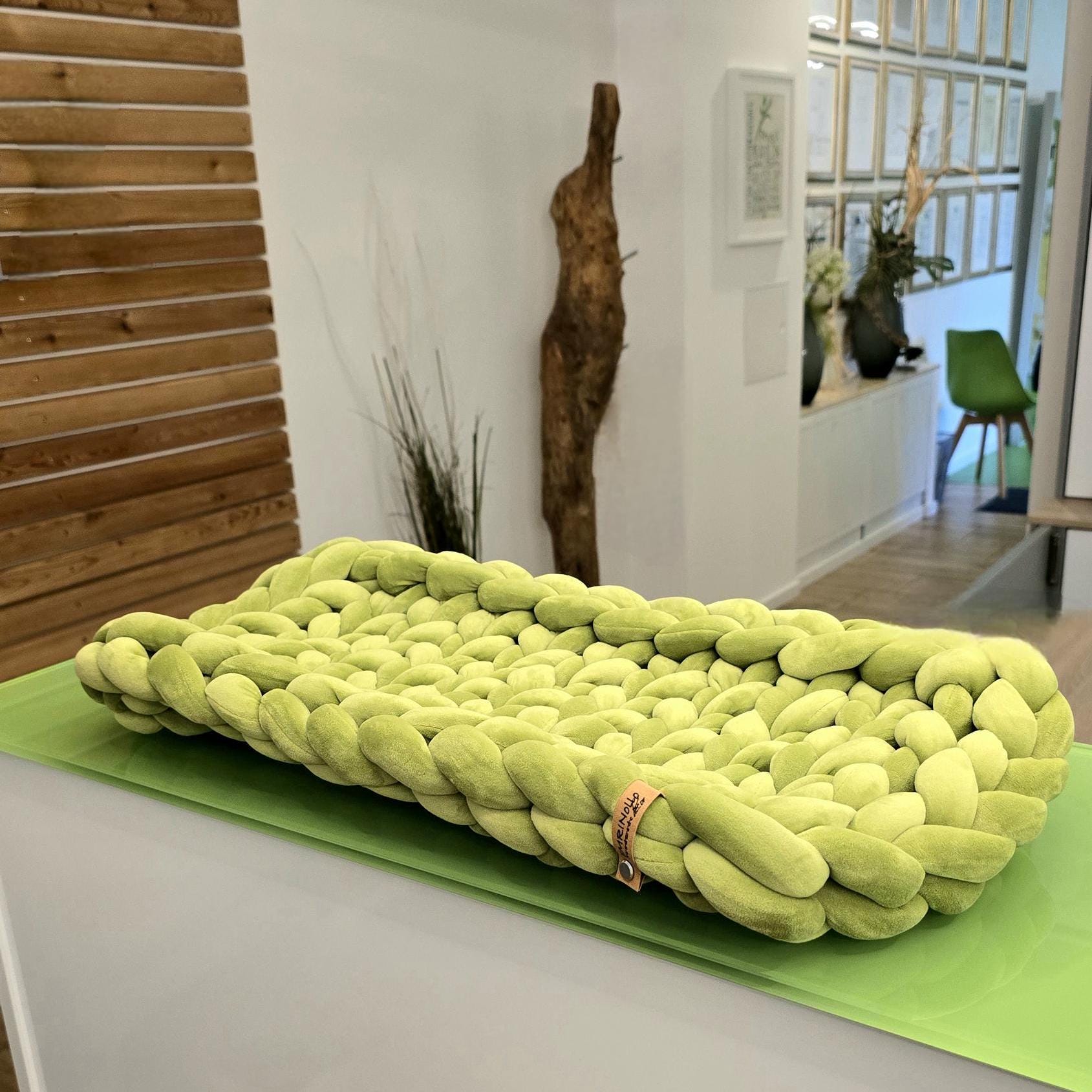 Unsere Lösung als Katzenbett für Fensterbank ist ideal für Katzen, die die Höhe lieben und gerne die Aussicht genießen. Die Fensterbankauflage für Katzen ist besonders leicht anzubringen und passt sich harmonisch in jedes stilvolle Heimdekor ein.