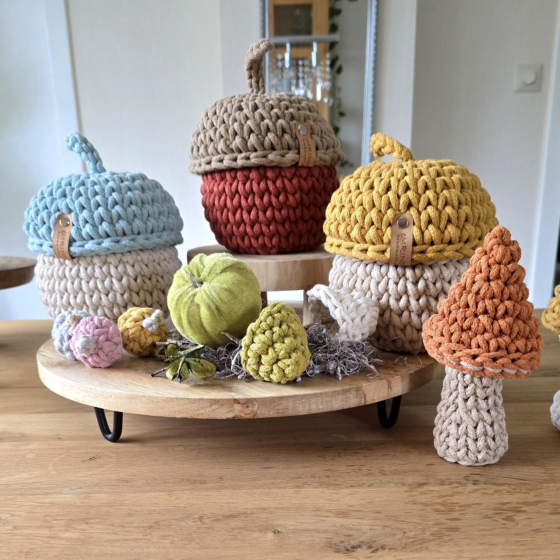 Du suchst nach dem perfekten Mix aus Funktionalität und süßem Design? Voilà – unser gehäkelter Häkelkorb in Eichel Form! 🍂 Dieser Aufbewahrungskorb mit Deckel ist nicht nur praktisch, sondern ein absoluter Hingucker.