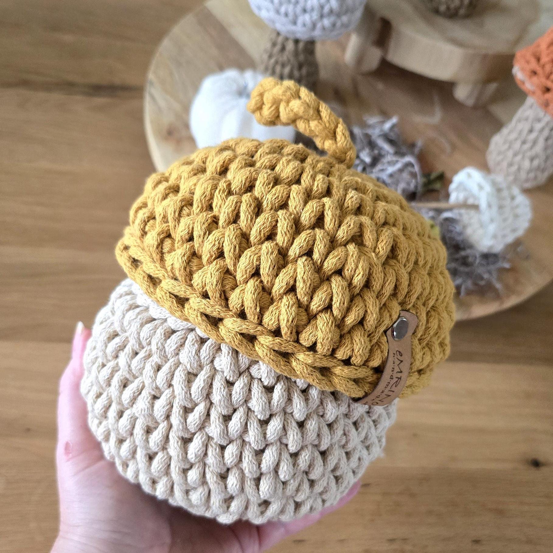 Du suchst nach dem perfekten Mix aus Funktionalität und süßem Design? Voilà – unser gehäkelter Häkelkorb in Eichel Form! 🍂 Dieser Aufbewahrungskorb mit Deckel ist nicht nur praktisch, sondern ein absoluter Hingucker.