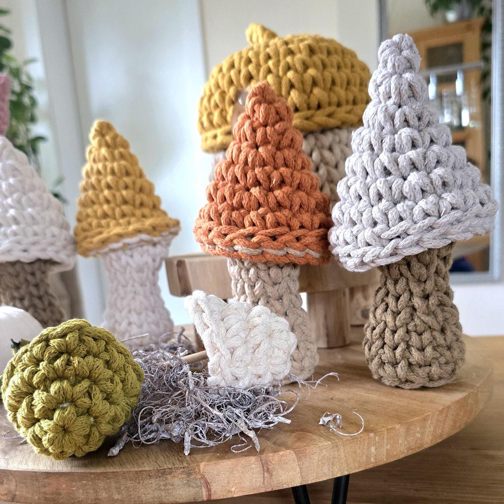 Komm, lass dich von unseren herbstlichen Deko Ideen inspirieren und bringe mit dem gehäkelten Fliegenpilz den Herbst direkt in dein Heim! 🍂✨
