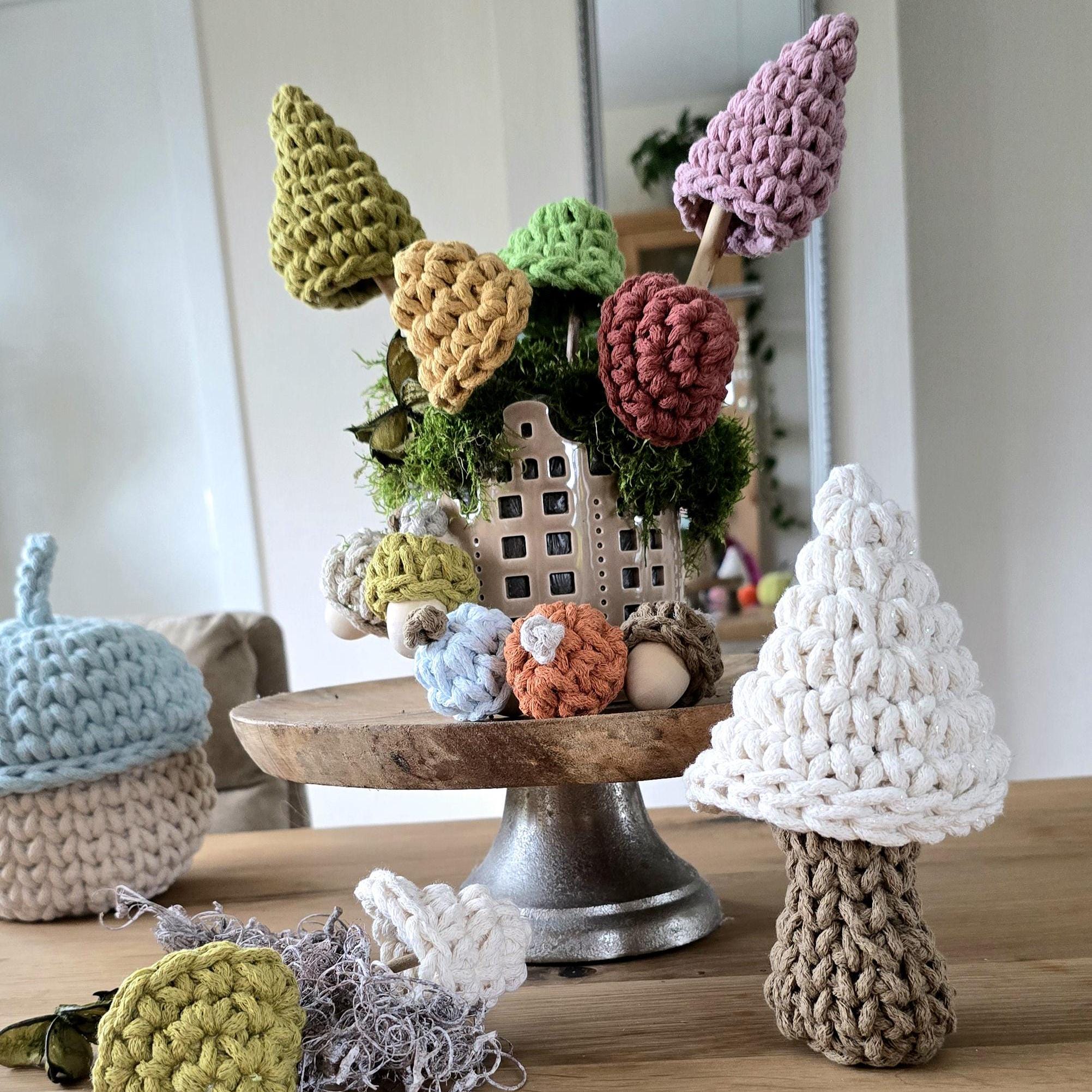 Perfekt für Deko Ideen für Esszimmer oder als Boho Wohnaccessoires, die jedem Raum Charakter verleihen. Lass den Fliegenpilz gehäkelt für dich sprechen und hol dir die herbstliche Deko ins Haus – mit einem Lächeln!
