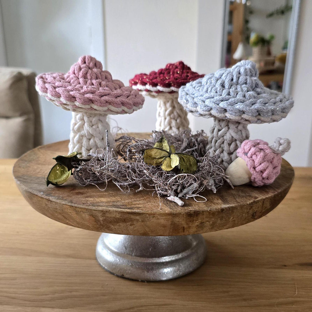 Hol dir den Herbst direkt in dein Zuhause! Dieser gehäkelte Pilz ist nicht nur eine geniale Idee für Herbstdeko, sondern auch ein charmantes Highlight als Deko Pilz auf dem Tisch.