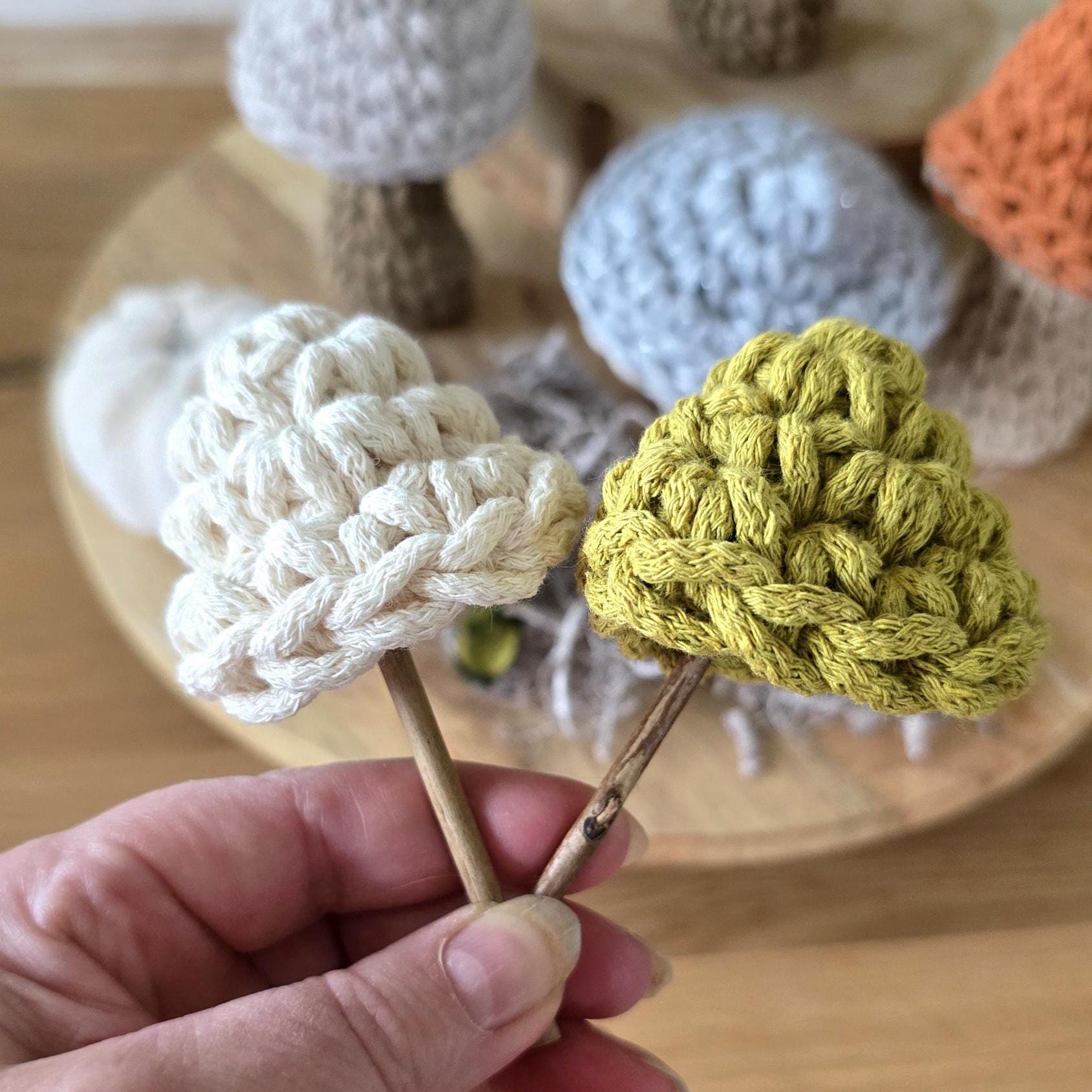 Dieser kleine gehäkelte Pilz auf Ast bringt nicht nur Charme, sondern auch richtig gute herbstliche Deko-Ideen in dein Zuhause!
