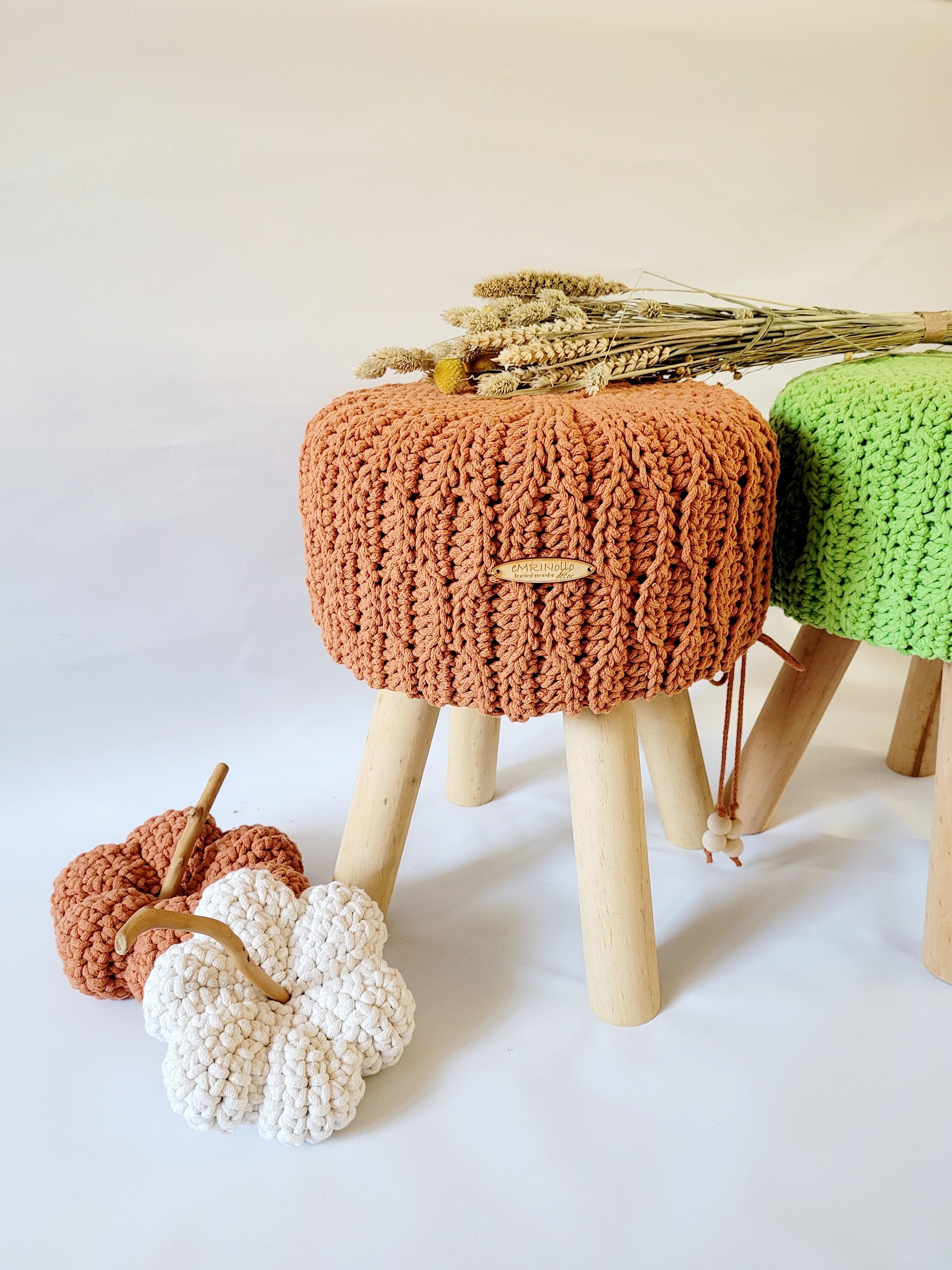 Fußhocker mit gehäkeltem Bezug aus Baumwolle, natürlicher Sitzkomfort für Dein Zuhause im Wohn- und Kinderzimmer Sitzhocker skandinavisch