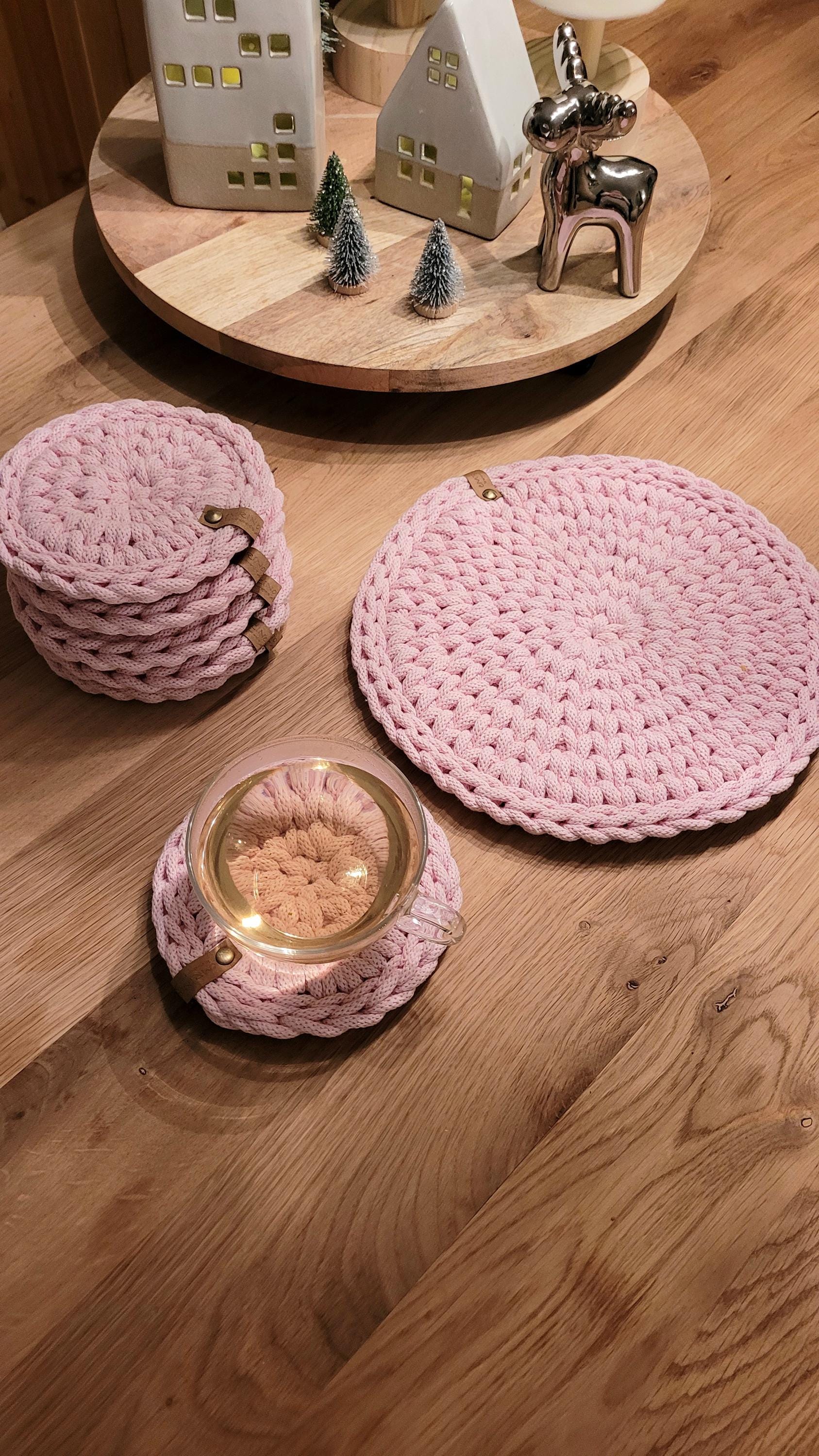 Verabschiede dich von Rändern und Kratzern auf deinem Tisch! Unsere gehäkelten Untersetzer für Gläser sind nicht nur praktisch, sondern auch echte Hingucker. Sie kommen als runde Tischsets, die perfekt für jedes Esszimmer geeignet sind.