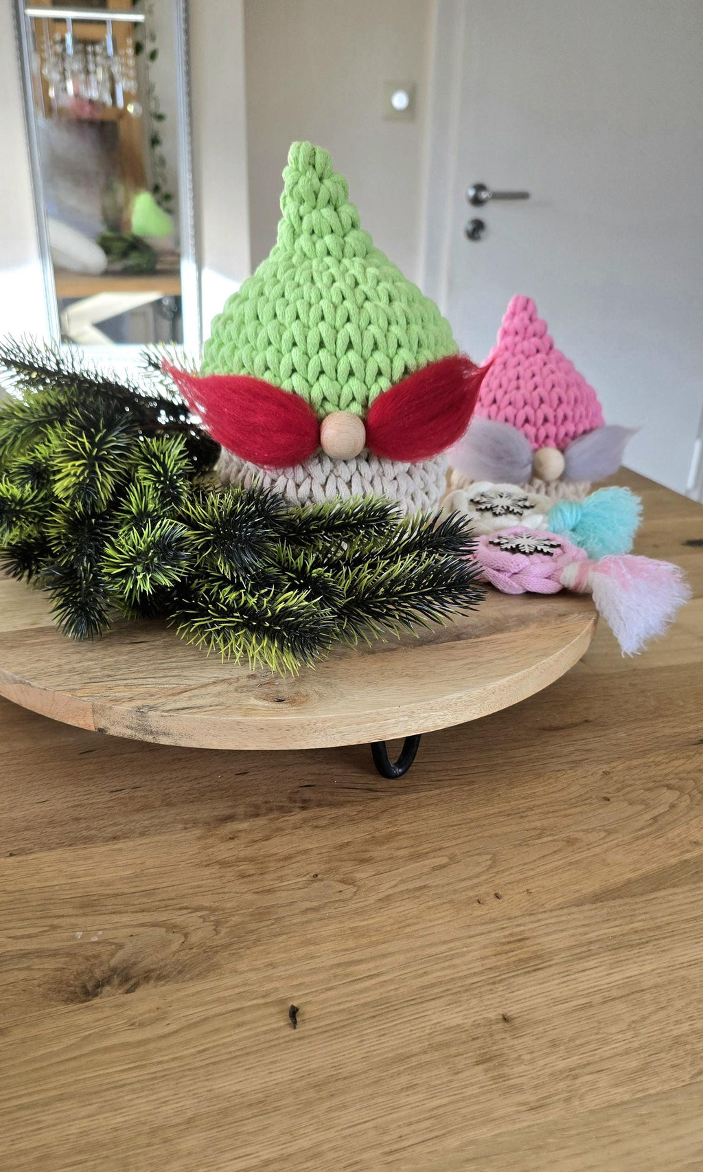 Dieser Häkelkorb ist perfekt für Wichtel Weihnachten oder als Nikolaus Geschenk, weil er nicht nur süß aussieht, sondern auch praktisch ist – hey, ein Aufbewahrungskorb mit Deckel für Krimskrams oder Schoki!