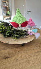 Dieser Häkelkorb ist perfekt für Wichtel Weihnachten oder als Nikolaus Geschenk, weil er nicht nur süß aussieht, sondern auch praktisch ist – hey, ein Aufbewahrungskorb mit Deckel für Krimskrams oder Schoki!