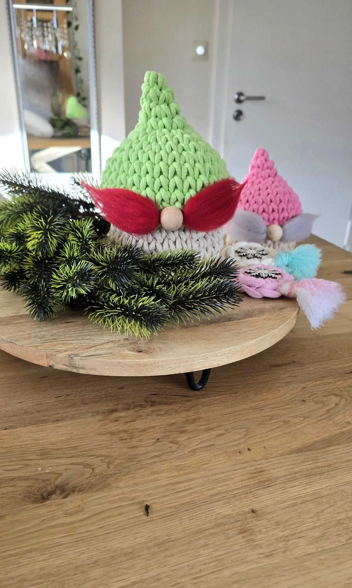 Dieser Häkelkorb ist perfekt für Wichtel Weihnachten oder als Nikolaus Geschenk, weil er nicht nur süß aussieht, sondern auch praktisch ist – hey, ein Aufbewahrungskorb mit Deckel für Krimskrams oder Schoki!