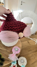 Mit diesen kreativen Weihnachtsdeko Ideen bringst du dein Zuhause und sogar das Kinderzimmer zum Strahlen. 
Also, mach Platz für den coolsten Nikolaus in Korb-Form – deine kleinen Geschenke Weihnachten waren noch nie so charmant!