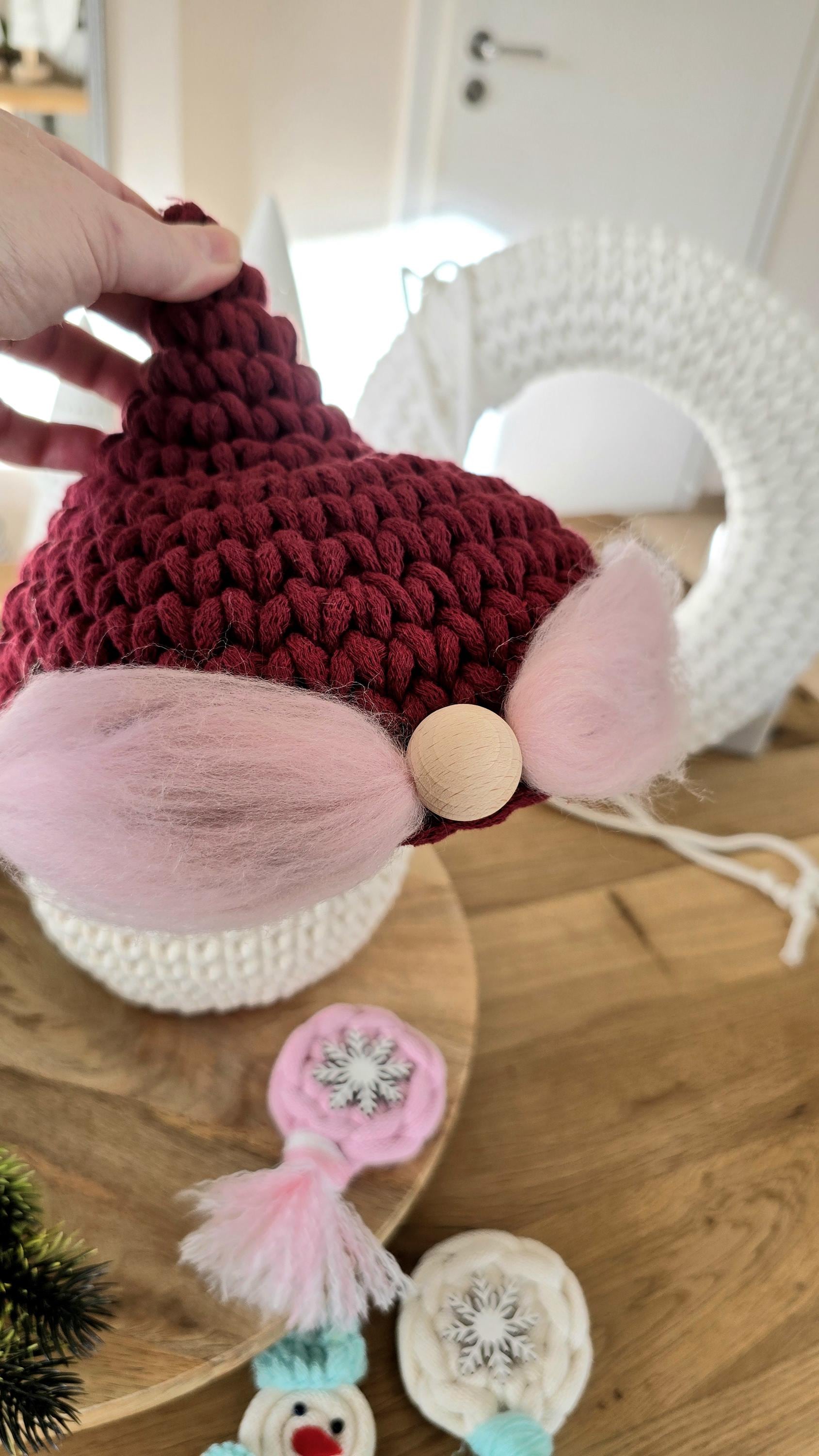 Mit diesen kreativen Weihnachtsdeko Ideen bringst du dein Zuhause und sogar das Kinderzimmer zum Strahlen. 
Also, mach Platz für den coolsten Nikolaus in Korb-Form – deine kleinen Geschenke Weihnachten waren noch nie so charmant!