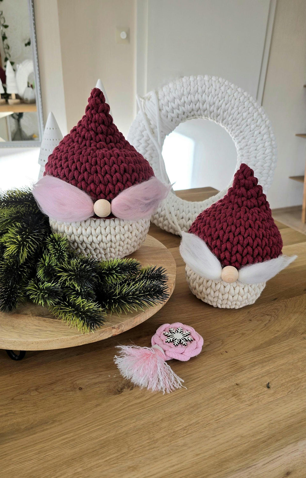 Mit diesen kreativen Weihnachtsdeko Ideen bringst du dein Zuhause und sogar das Kinderzimmer zum Strahlen. 
Also, mach Platz für den coolsten Nikolaus in Korb-Form – deine kleinen Geschenke Weihnachten waren noch nie so charmant!