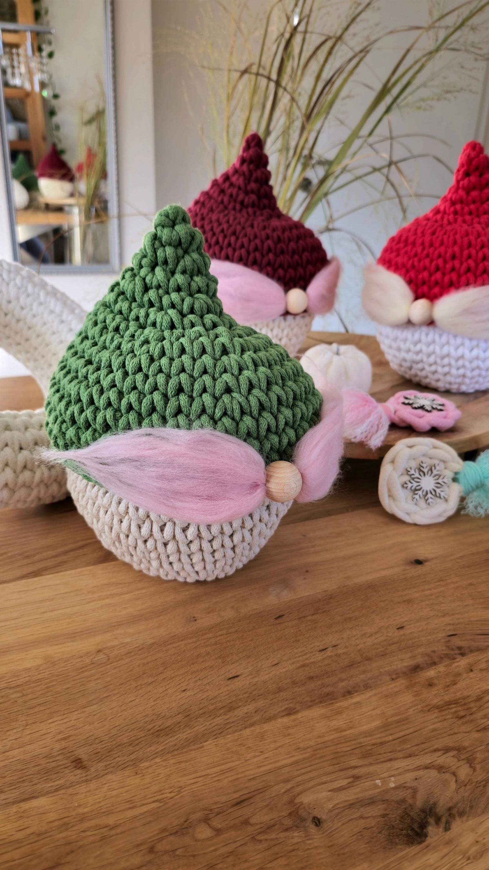 Brauchst du ein Nikolaus Geschenk, das wirklich aus der Reihe tanzt? 

Unsere gehäkelten Körbe in Form von Wichteln sind DER Hit für Wichtel Weihnachten und einfach unschlagbar als coole Weihnachtsgeschenke!