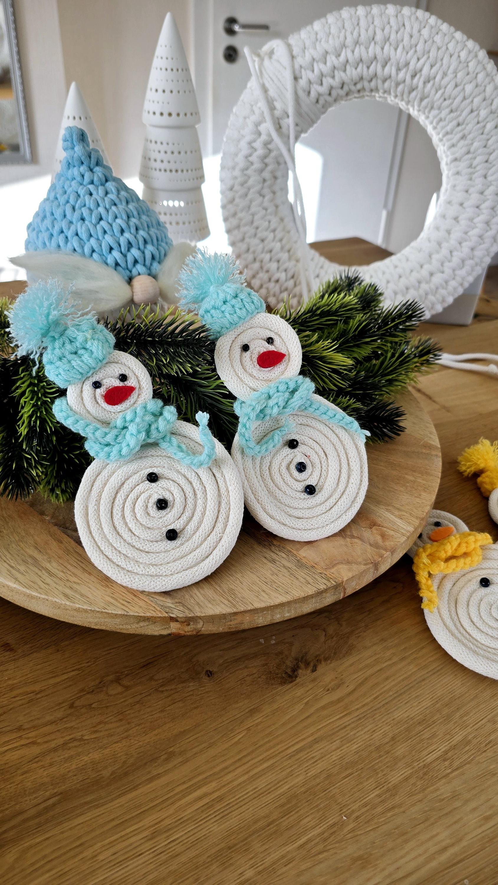 Du suchst nach Schneemann Deko, die deinem Zuhause ein Augenzwinkern verpasst? Unsere lustigen gehäkelten Schneemänner mit Mütze und Schal sind wie gemacht für American Christmas Deko und zaubern dir garantiert ein Lächeln aufs Gesicht!