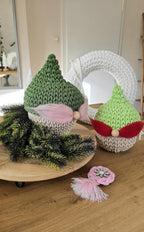 Dieser Häkelkorb ist perfekt für Wichtel Weihnachten oder als Nikolaus Geschenk, weil er nicht nur süß aussieht, sondern auch praktisch ist – hey, ein Aufbewahrungskorb mit Deckel für Krimskrams oder Schoki!