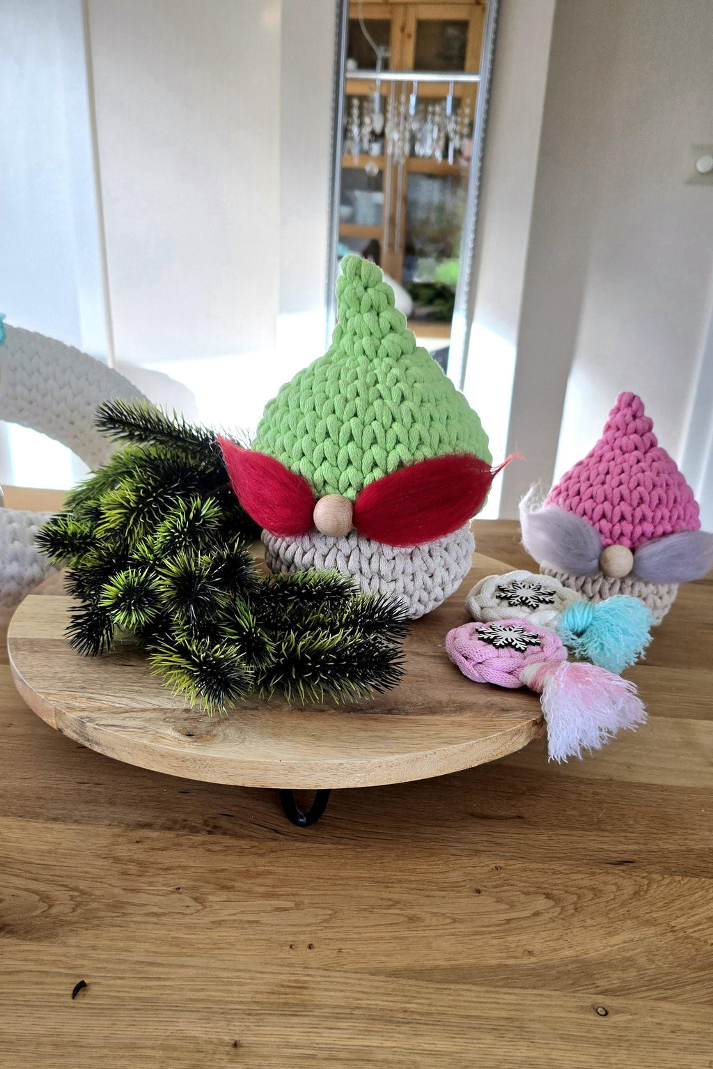 Lust auf Chaos mit Stil? Unsere lustigen gehäkelten Körbe in Wichtel- und Nikolausform bringen Weihnachtszauber UND Ordnung ins Haus!