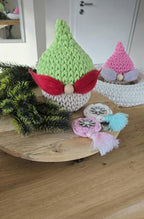 Dieser Häkelkorb ist perfekt für Wichtel Weihnachten oder als Nikolaus Geschenk, weil er nicht nur süß aussieht, sondern auch praktisch ist – hey, ein Aufbewahrungskorb mit Deckel für Krimskrams oder Schoki!
