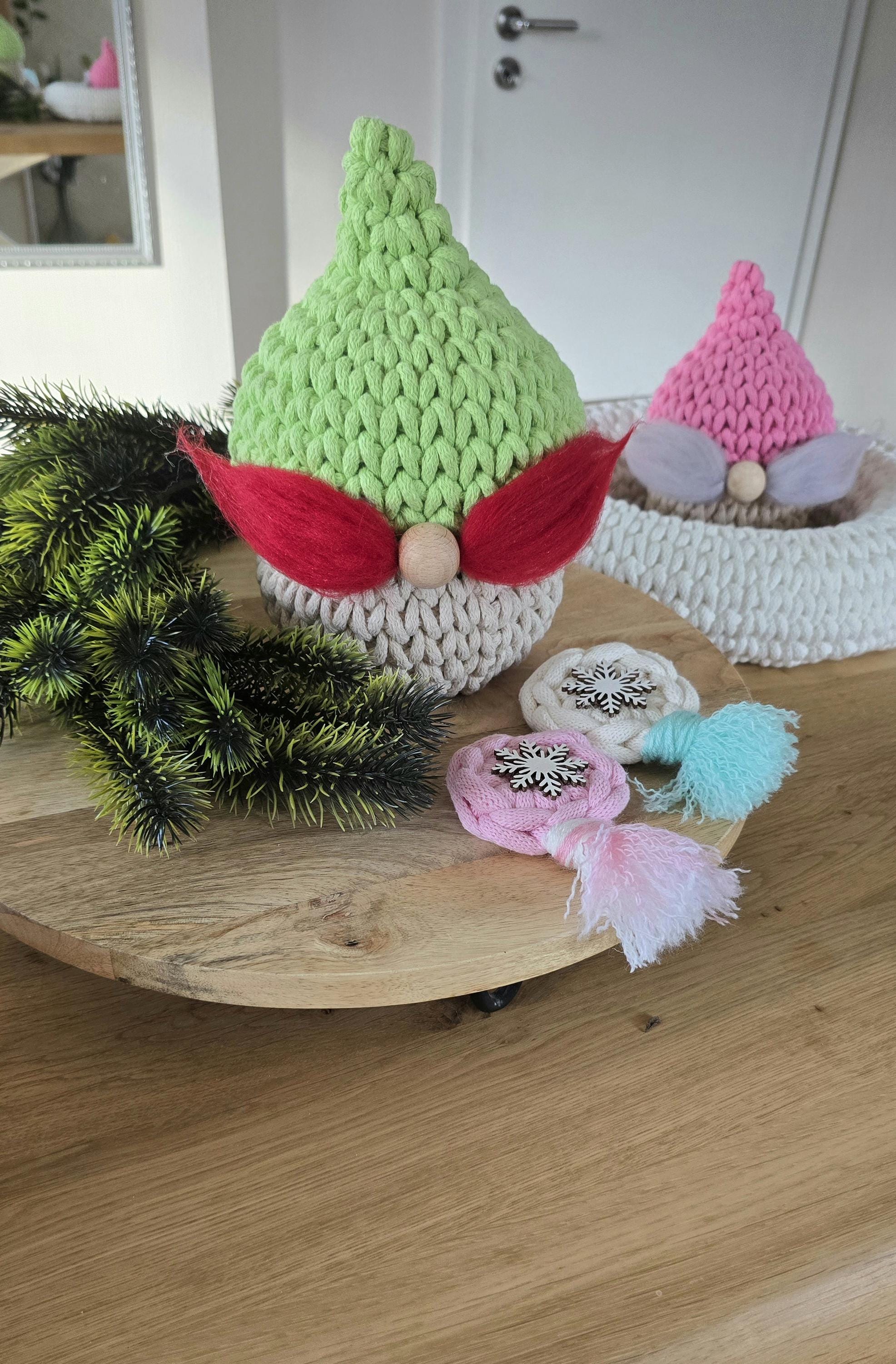 Dieser Häkelkorb ist perfekt für Wichtel Weihnachten oder als Nikolaus Geschenk, weil er nicht nur süß aussieht, sondern auch praktisch ist – hey, ein Aufbewahrungskorb mit Deckel für Krimskrams oder Schoki!