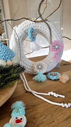 Die süße Christmas Deko in Form eines Charm Anhängers bringt skandinavische Leichtigkeit in dein Heim – perfekt für alle, die den Winterzauber lieben.