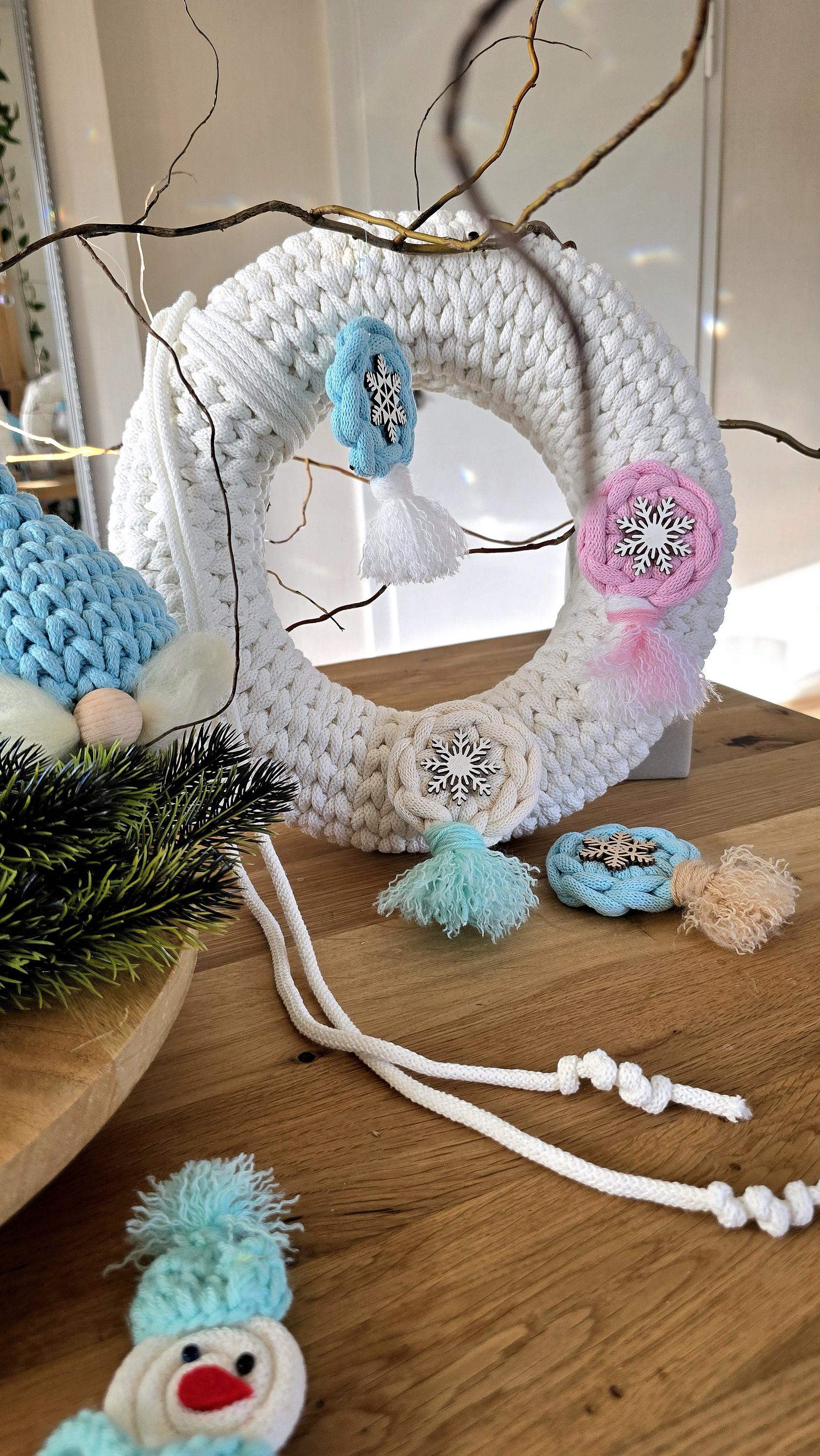 Die süße Christmas Deko in Form eines Charm Anhängers bringt skandinavische Leichtigkeit in dein Heim – perfekt für alle, die den Winterzauber lieben.