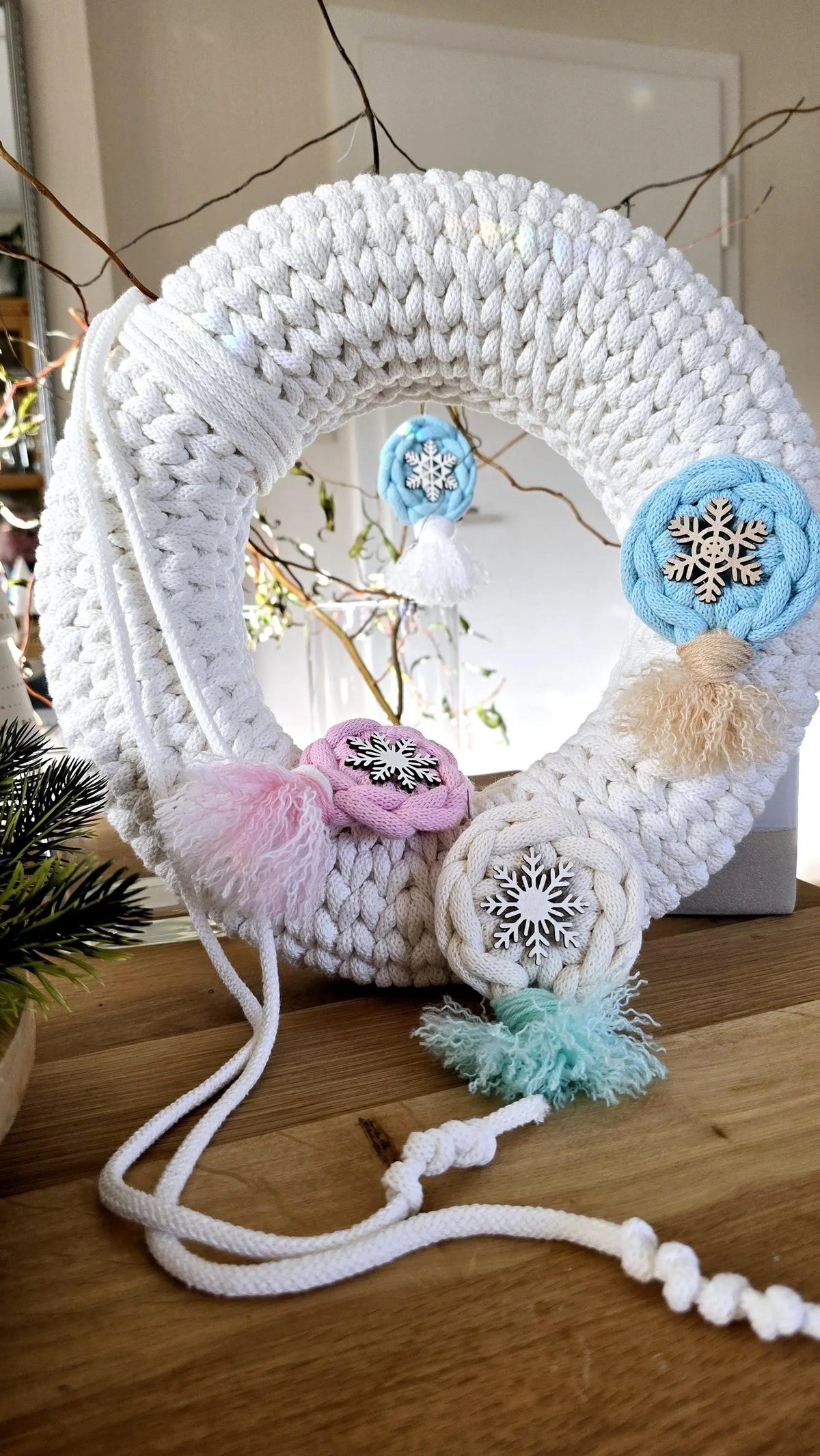 Der zarte Schneeflocke Anhänger macht sich fantastisch als Christbaumschmuck und sorgt für den richtigen Weihnachtsornament-Touch.