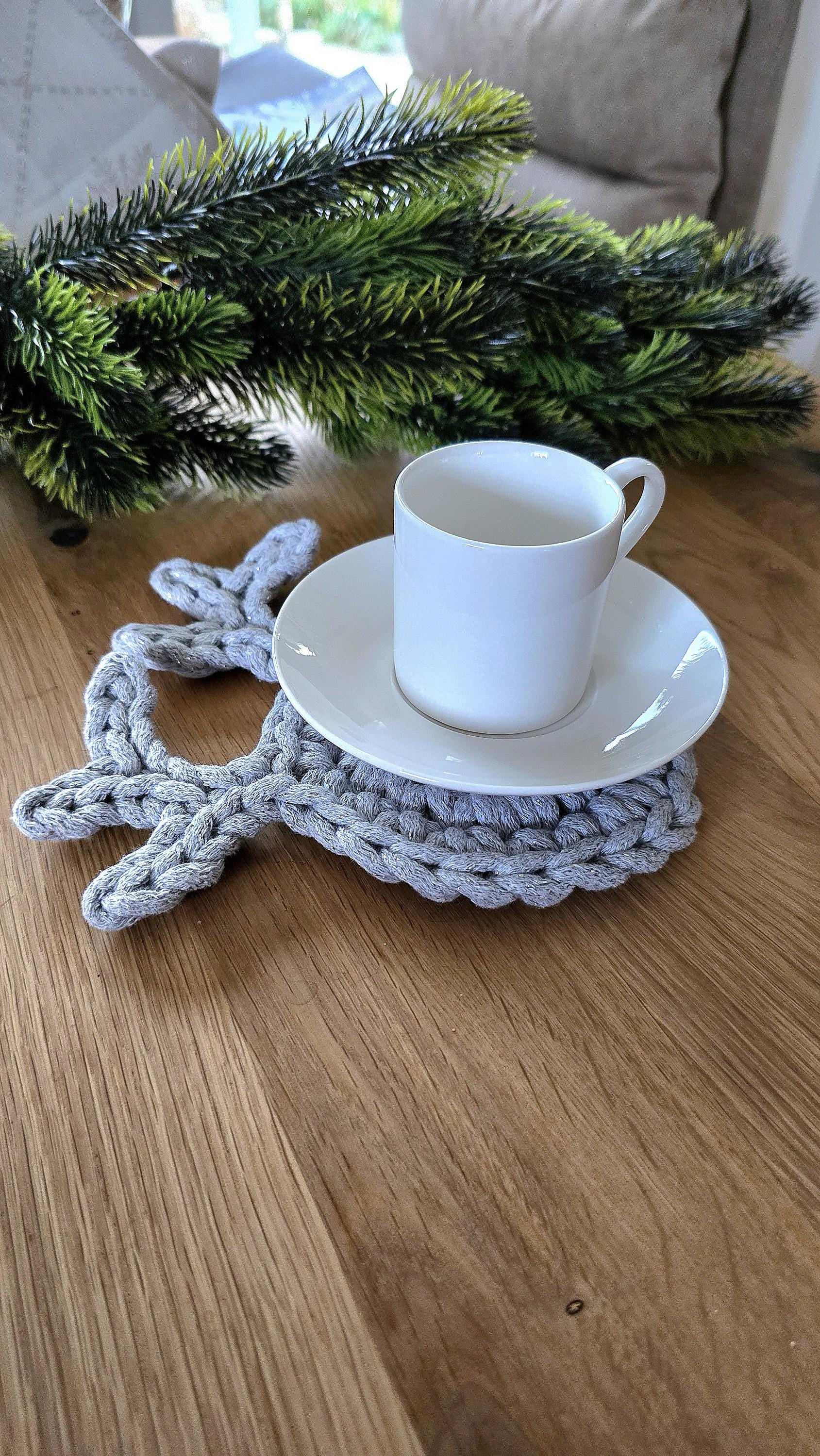 Als Oster Deko bringen die Tassenuntersetzer im Boho Stil Wohnzimmer-Charme in Deine Küchentextilien. Sag „Ja“ zu Design Untersetzern für Gläser, die praktisch, hübsch und ein echter Hingucker sind. Wer könnte da widerstehen? 🐾