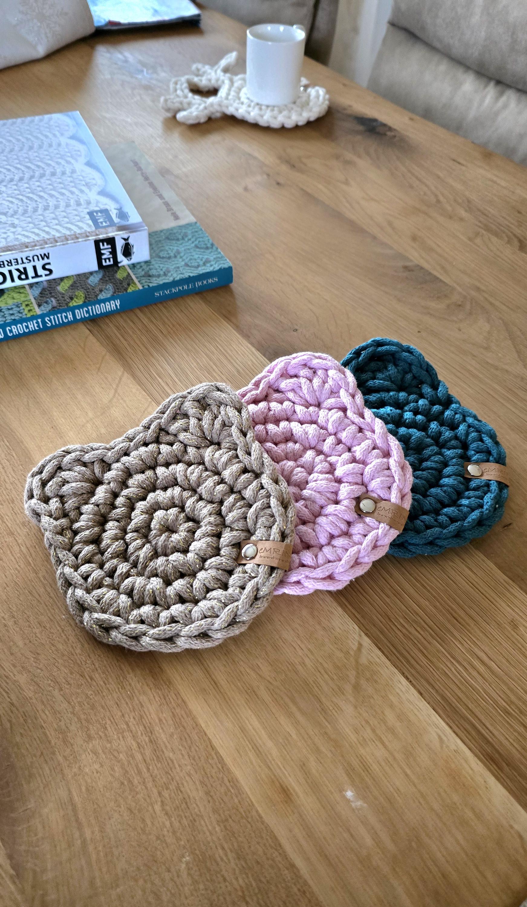 Als Oster Deko bringen die Tassenuntersetzer im Boho Stil Wohnzimmer-Charme in Deine Küchentextilien. Sag „Ja“ zu Design Untersetzern für Gläser, die praktisch, hübsch und ein echter Hingucker sind. Wer könnte da widerstehen? 🐾