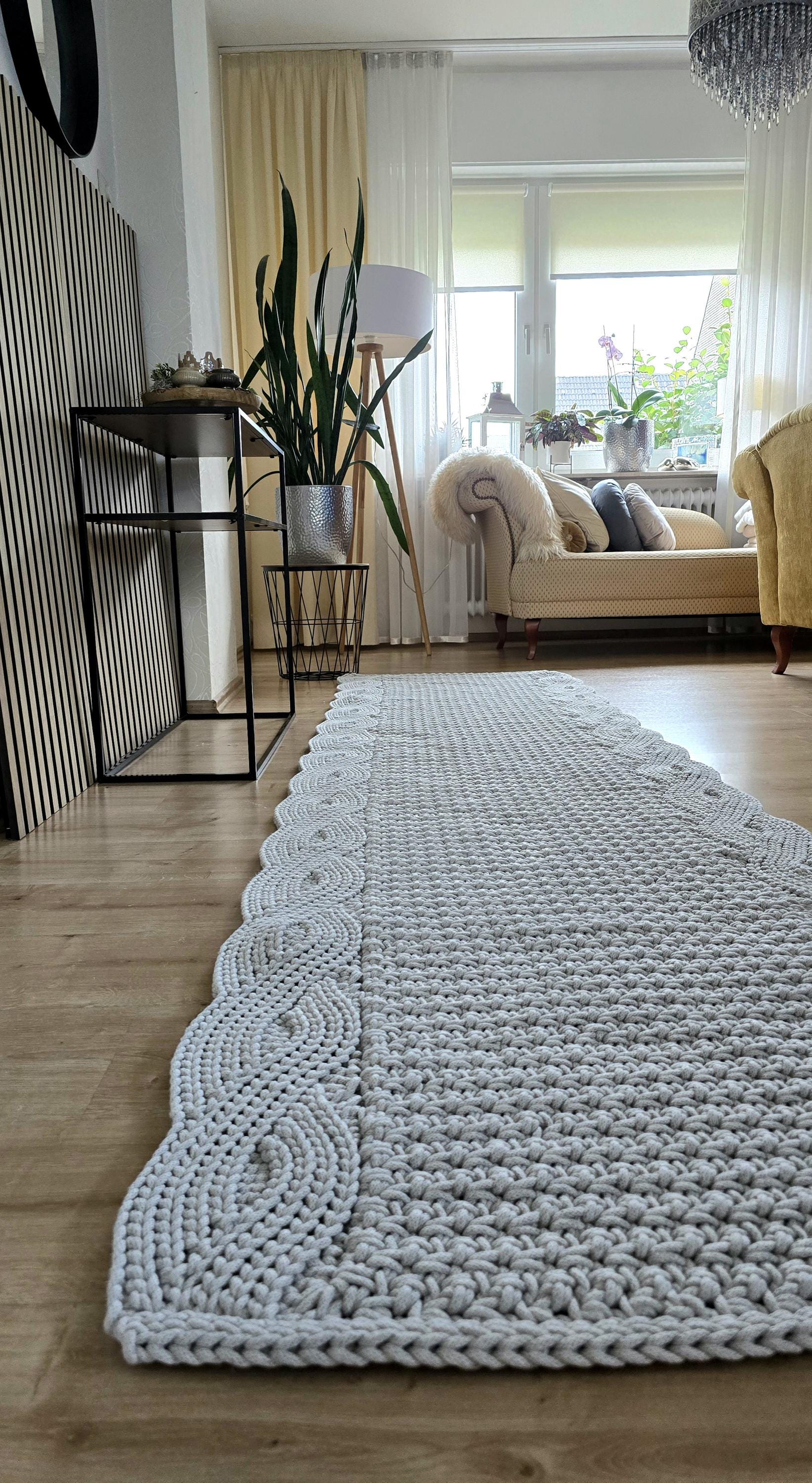 Teppichläufer – Handgemacht, Stilvoll & Perfekt für dein Zuhause!
Du suchst das gewisse Extra für deinen Flur, dein Wohnzimmer oder deine Küche? Voilà! Dieser gehäkelte Teppichläufer ist nicht nur ein Hingucker, sondern auch superweich & langlebig. Perfekt für Flur, Badezimmer oder skandinavisches Design – ein echtes Style-Statement!