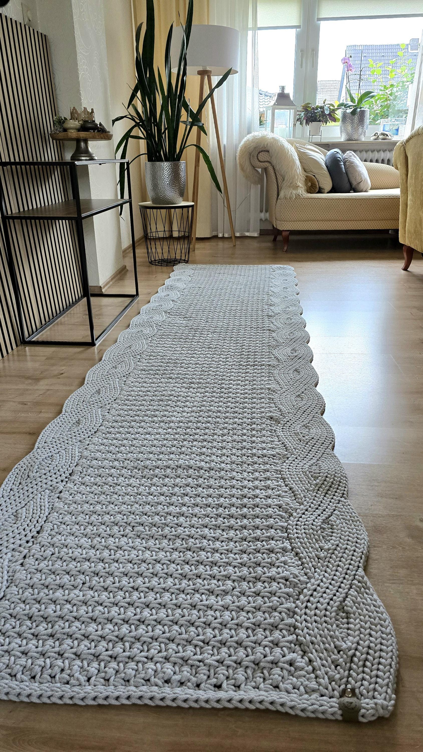 Runner Rug – Handmade, Stylish & Perfect for Your Home!
Looking for that extra touch for your hallway, living room, or kitchen? Here it is! This crocheted runner rug is not just a showstopper but also super soft & durable. Perfect for hallways, bathrooms, or Scandinavian design lovers – a true style statement!