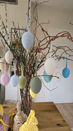 Jedes Jahr das gleiche Problem: Du suchst nach moderner, stilvoller Osterdeko, aber findest nur altbackenen Kitsch? Schluss damit! Diese Frühlingsdeko bringt frischen Wind in dein Zuhause – perfekt für dein Wohnzimmer, als charmante Fensterdeko oder als stilvolles Ostergeschenk.