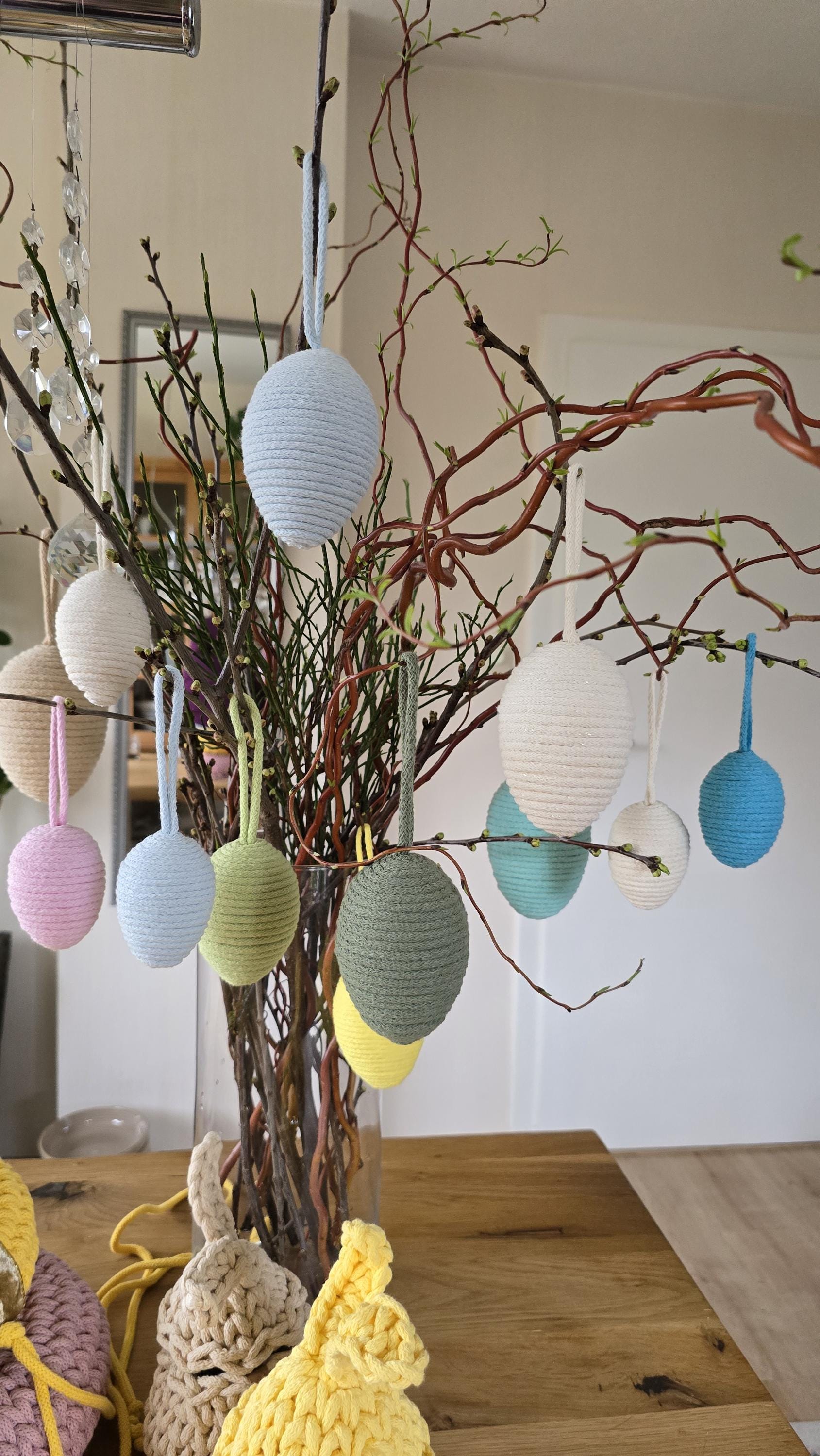 Jedes Jahr das gleiche Problem: Du suchst nach moderner, stilvoller Osterdeko, aber findest nur altbackenen Kitsch? Schluss damit! Diese Frühlingsdeko bringt frischen Wind in dein Zuhause – perfekt für dein Wohnzimmer, als charmante Fensterdeko oder als stilvolles Ostergeschenk.