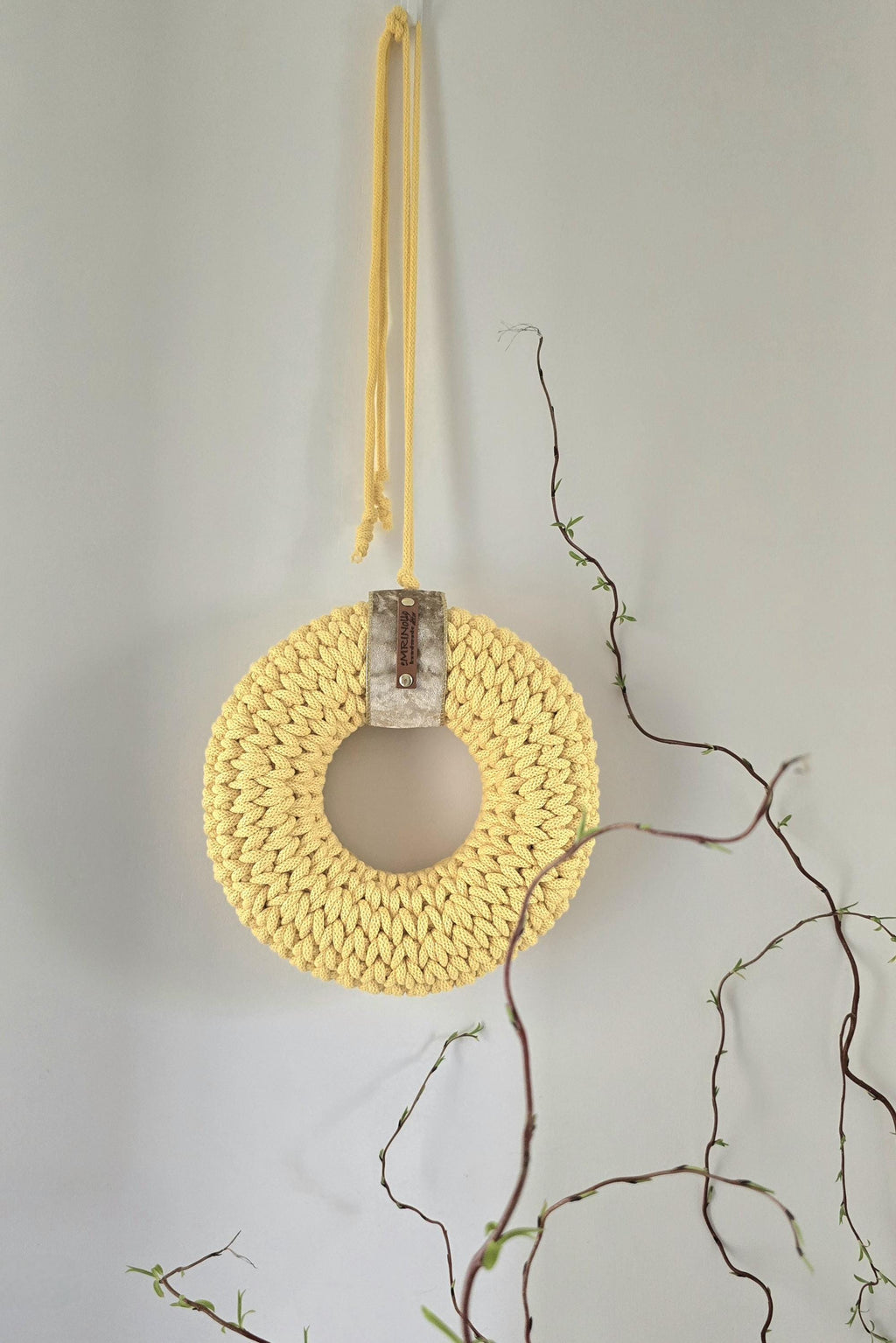 Ob als Hingucker an der Tür, eleganter Akzent an der Wand oder besondere Tischdeko – dieser Kranz bringt Natürlichkeit und Stil in deine vier Wände. Ein wunderschönes Detail für dein Zuhause und eine einzigartige Geschenkidee für jeden Anlass!