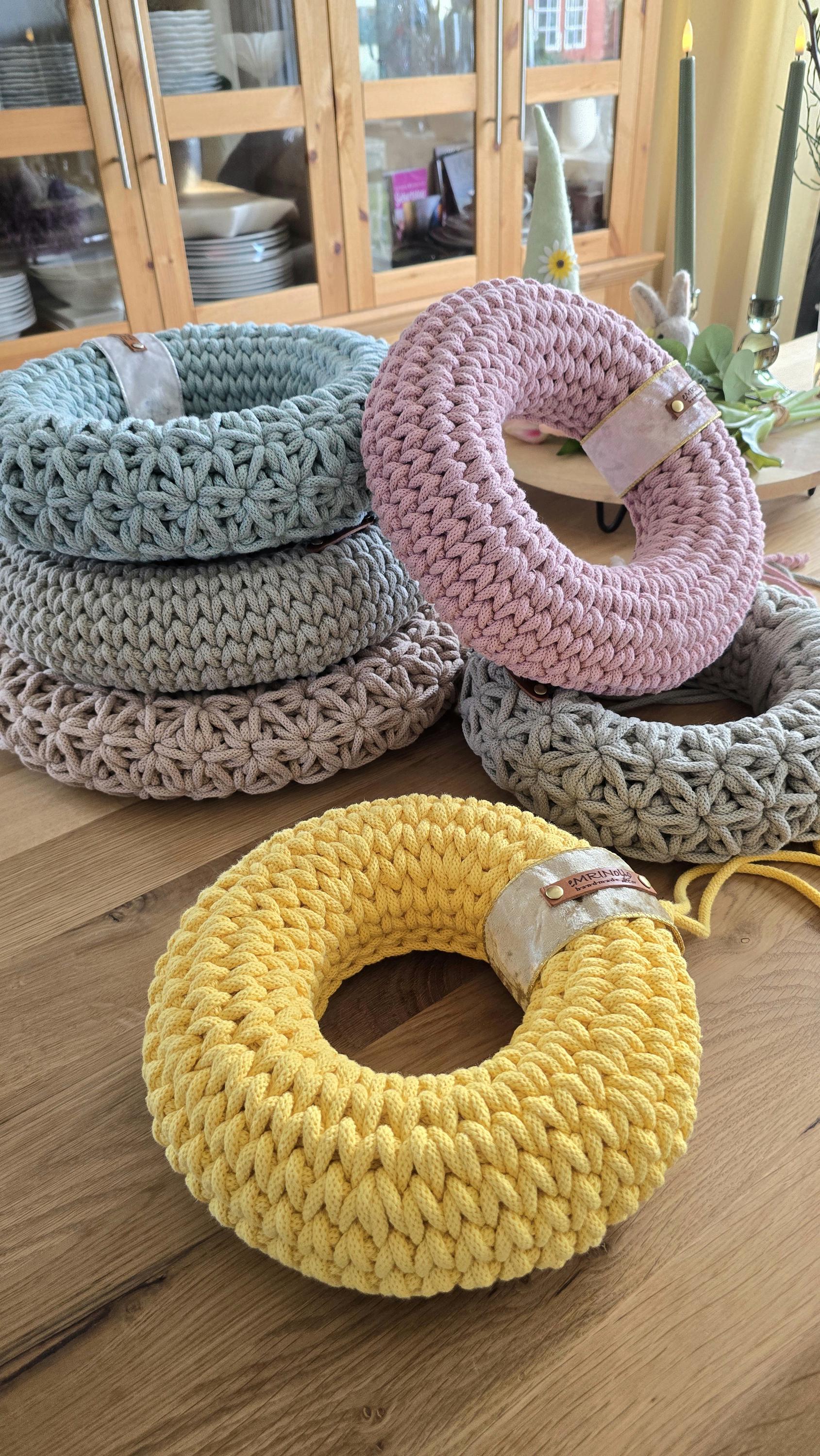 🔅 ARTIKELDETAILS
Artikelnummer: 037

Materialien:
•	Material Baumwollschnur 5mm
•	100 % Baumwolle, Kern: 100 % Polyester
•	Kern: Styropor-Ring
•	Label: Leder
•	Banderole 5cm breit; 100% Polyester
