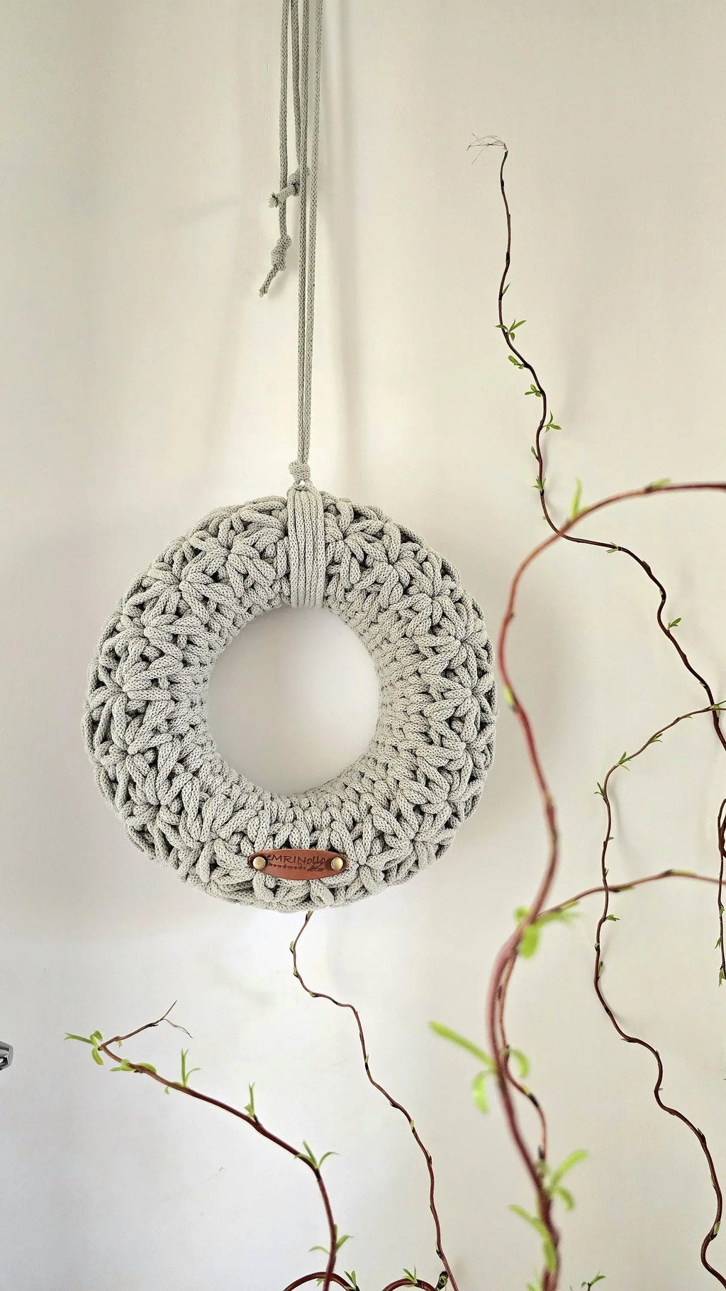 Die schlichte Ästhetik fügt sich perfekt in moderne, minimalistische oder japanische Wohnkonzepte ein. Verleihe deinem Zuhause eine besondere Note mit diesem einzigartigen Wandkranz!