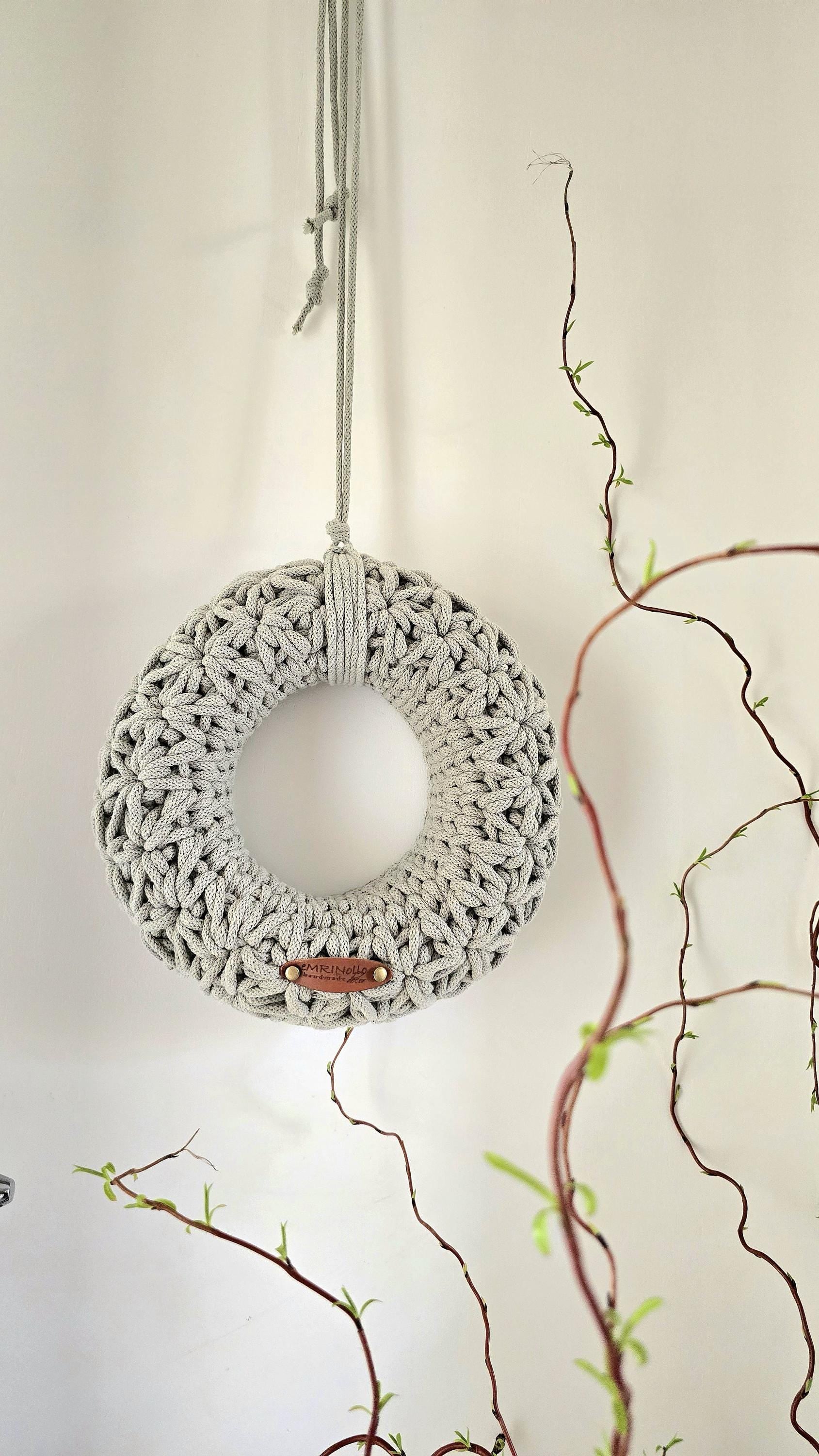 Die schlichte Ästhetik fügt sich perfekt in moderne, minimalistische oder japanische Wohnkonzepte ein. Verleihe deinem Zuhause eine besondere Note mit diesem einzigartigen Wandkranz!